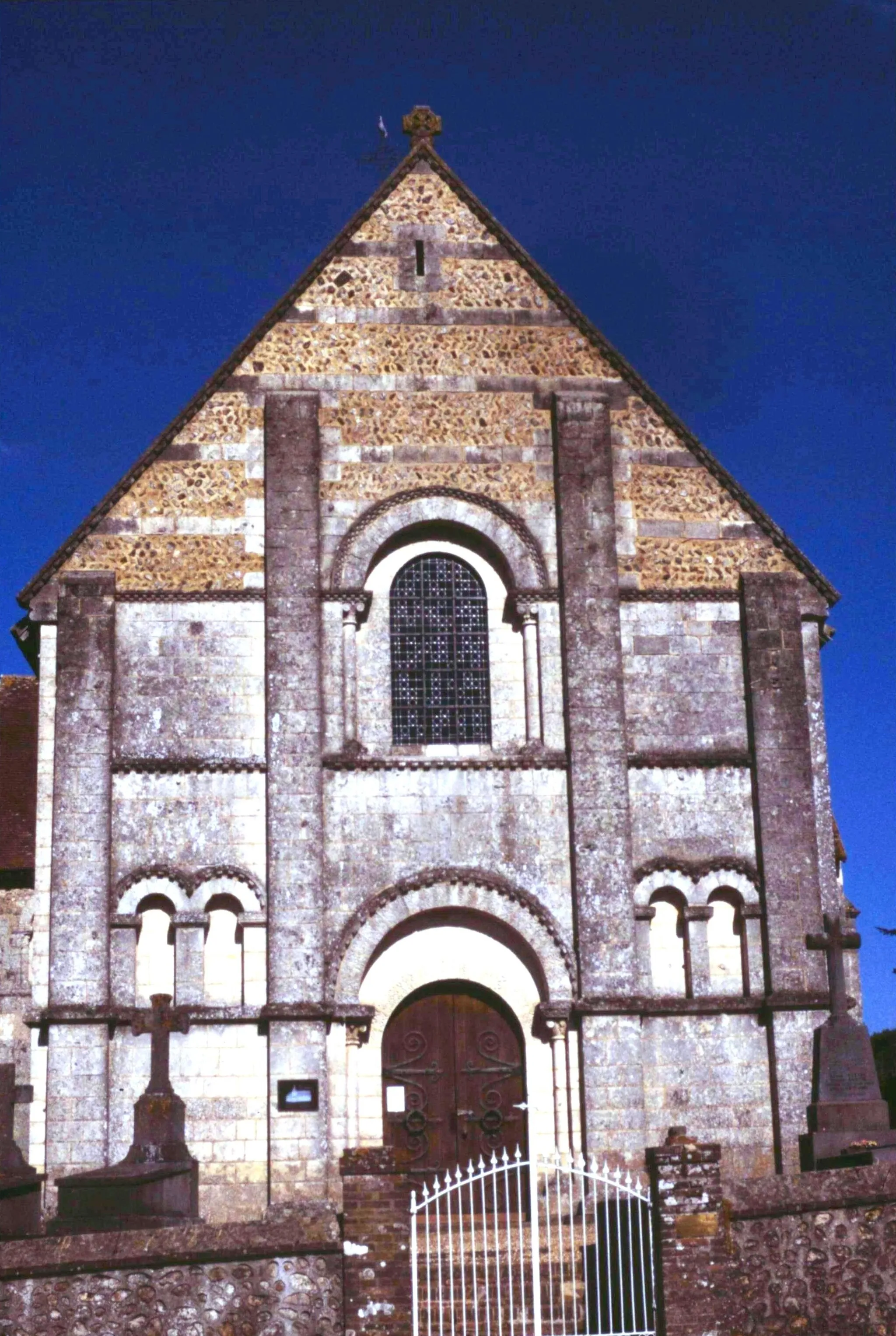 Photo showing: Orne Autheuil Eglise Notre-Dame 082001
