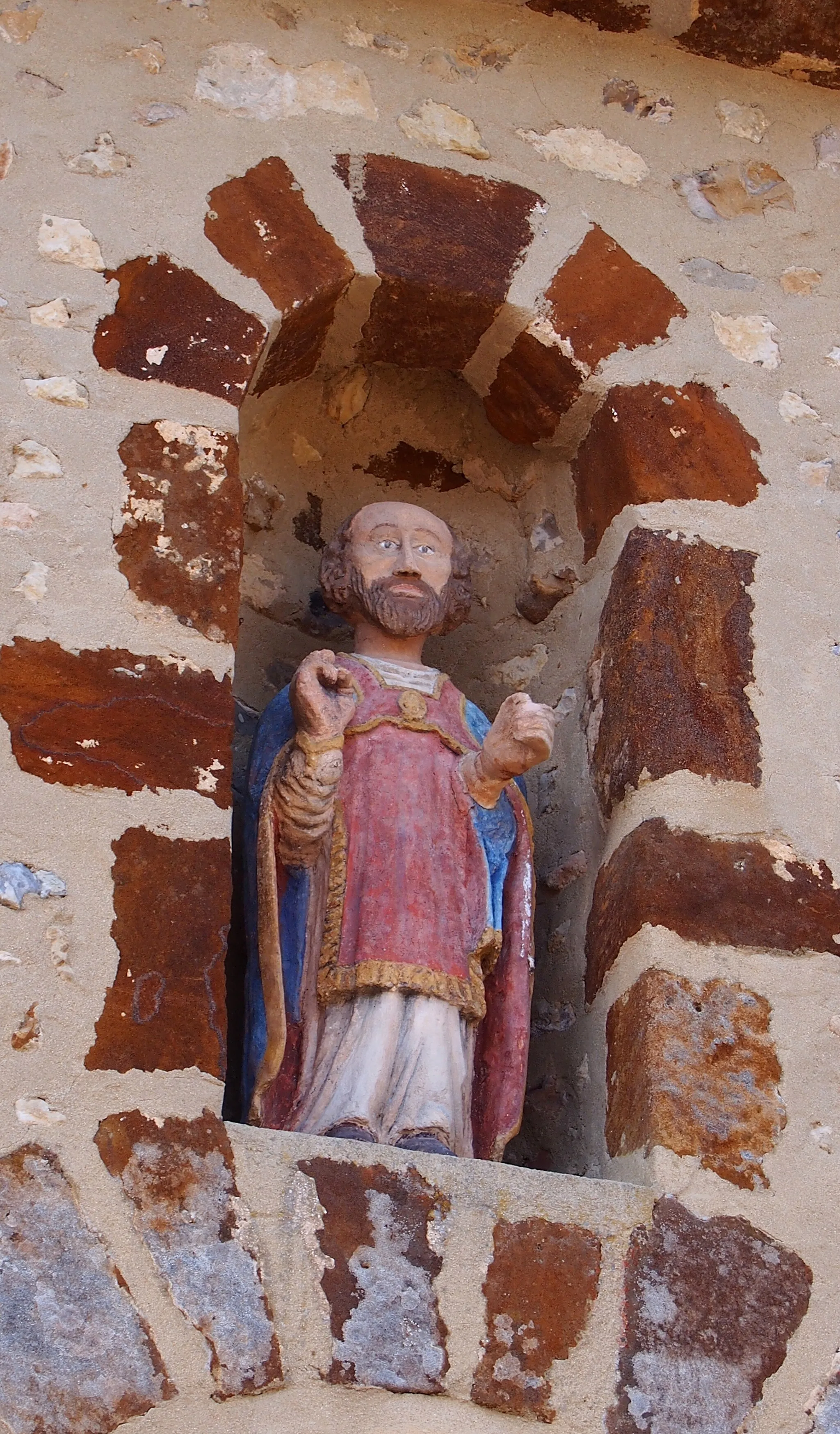 Photo showing: Bivilliers (Normandie, France). La statue de saint Pierre, au-dessus du porche d'entrée de l'église Saint-Pierre, inscrite à titre d'objet monument historique.