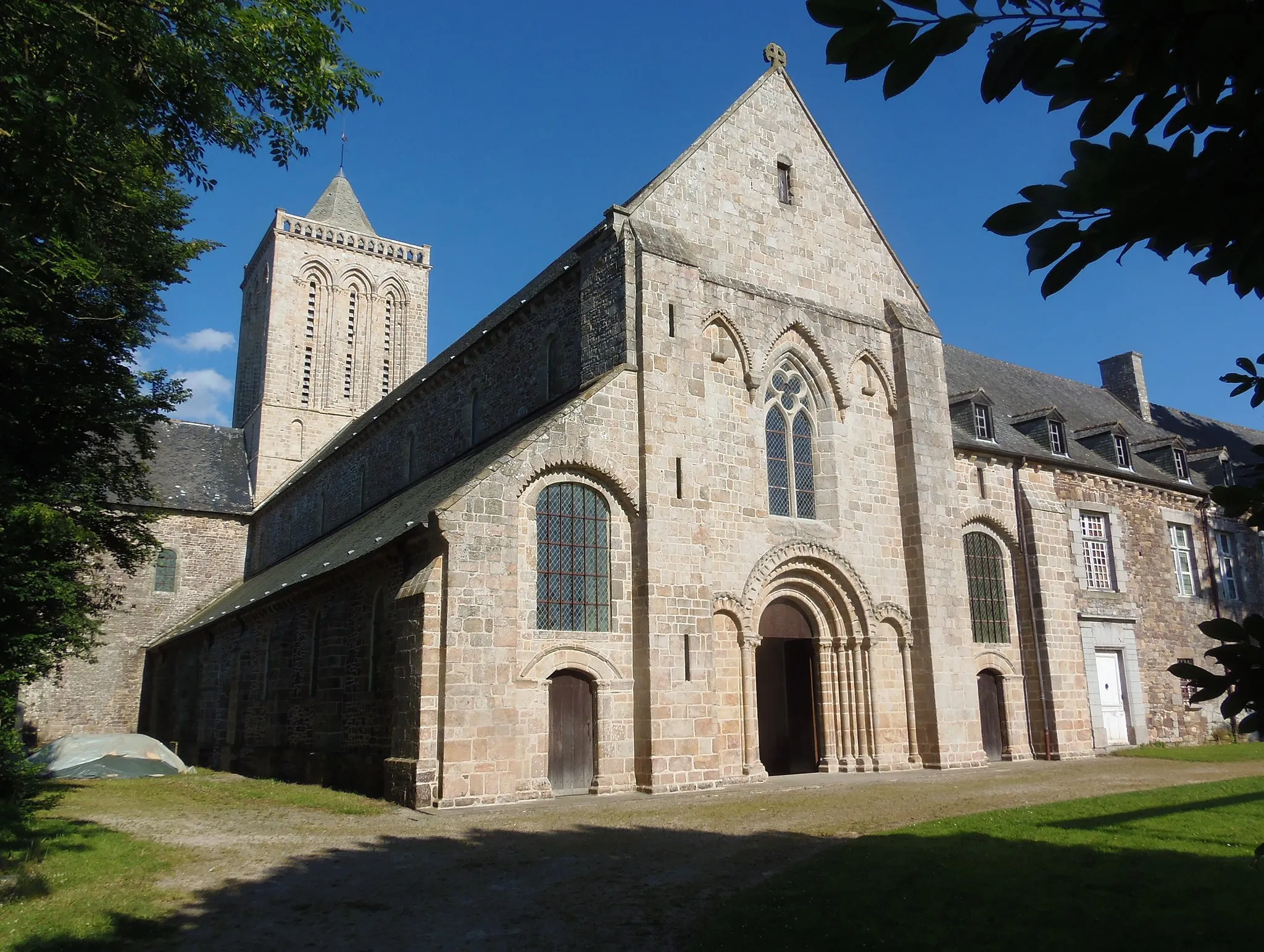 Photo showing: La Lucerne-d'Outremer (Normandie, France). L'abbatiale.