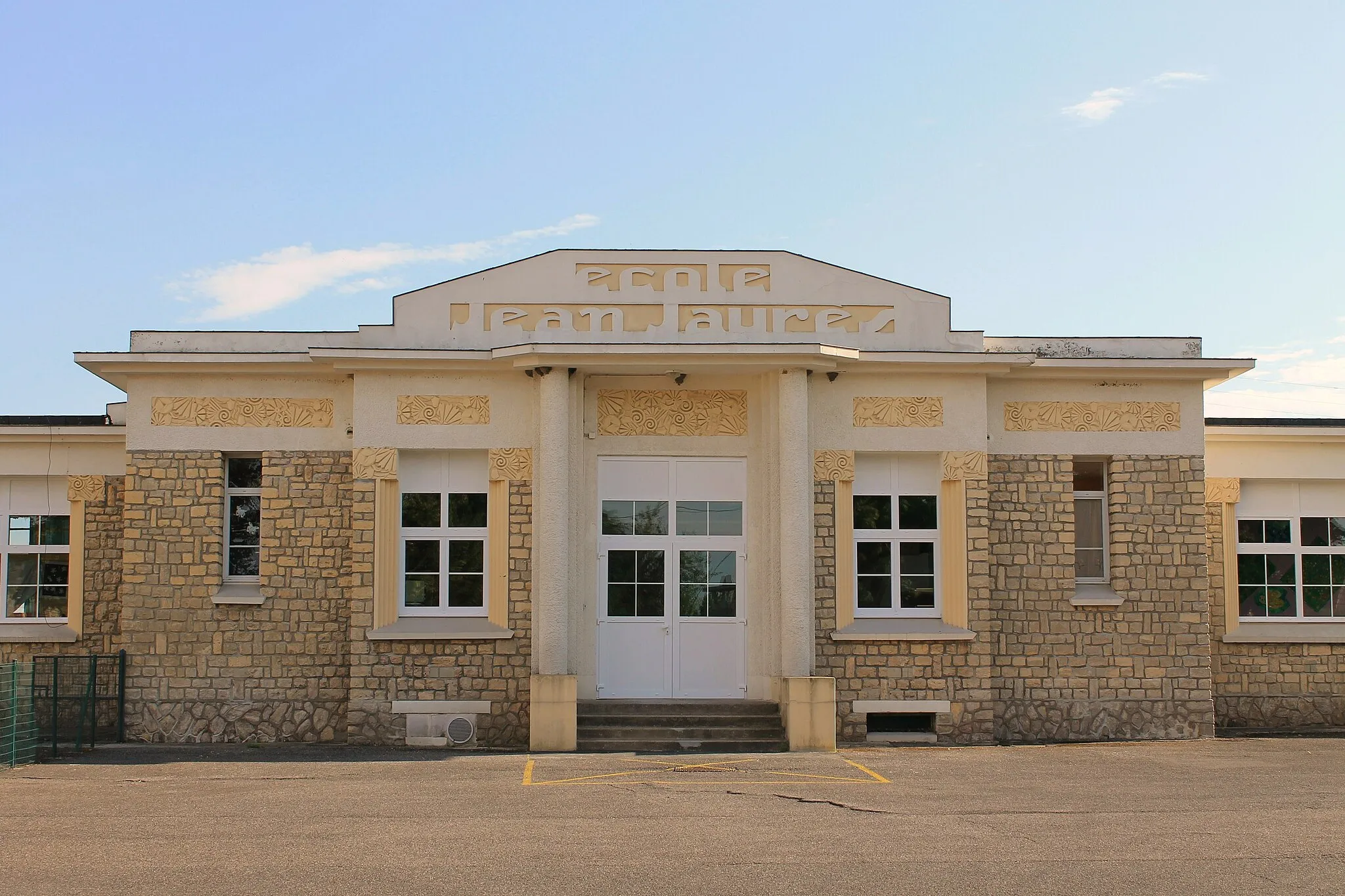 Photo showing: Groupe scolaire Jean-Jaurès à Mézidon-Canon (Calvados)