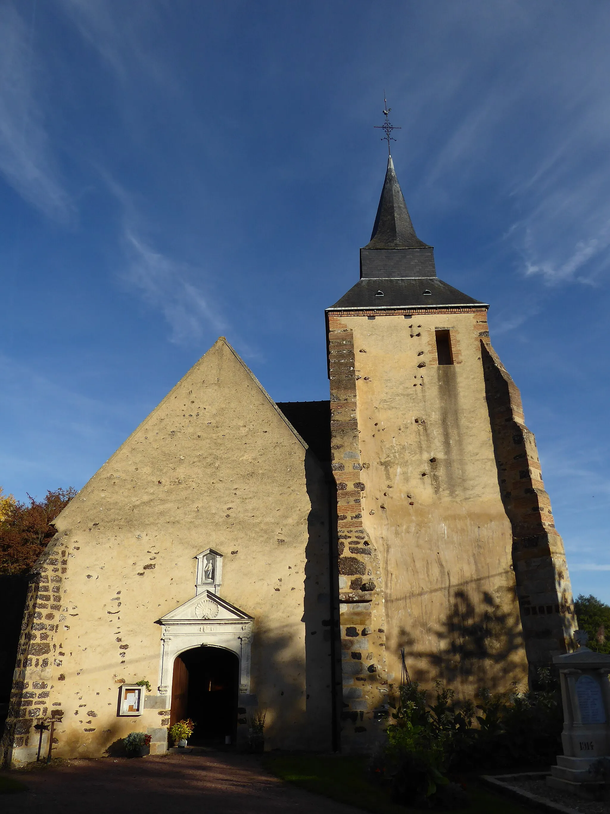 Photo showing: Façade et clocher de l'église Notre-Dame des Ressuintes, en Eure-et-Loir.