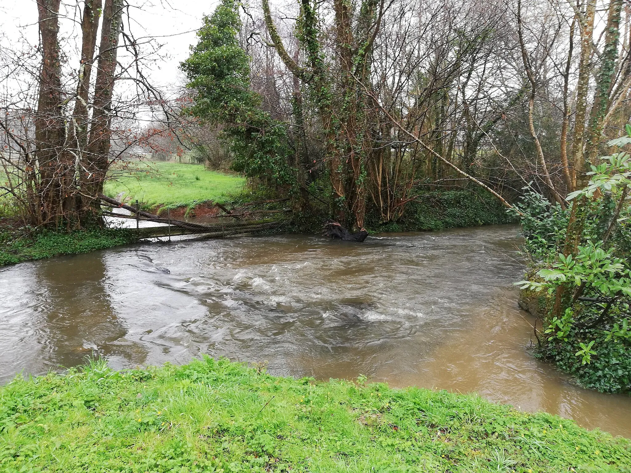 Photo showing: La rivière au niveau du pont à la Vielle à côté de la chapelle et de la RN13