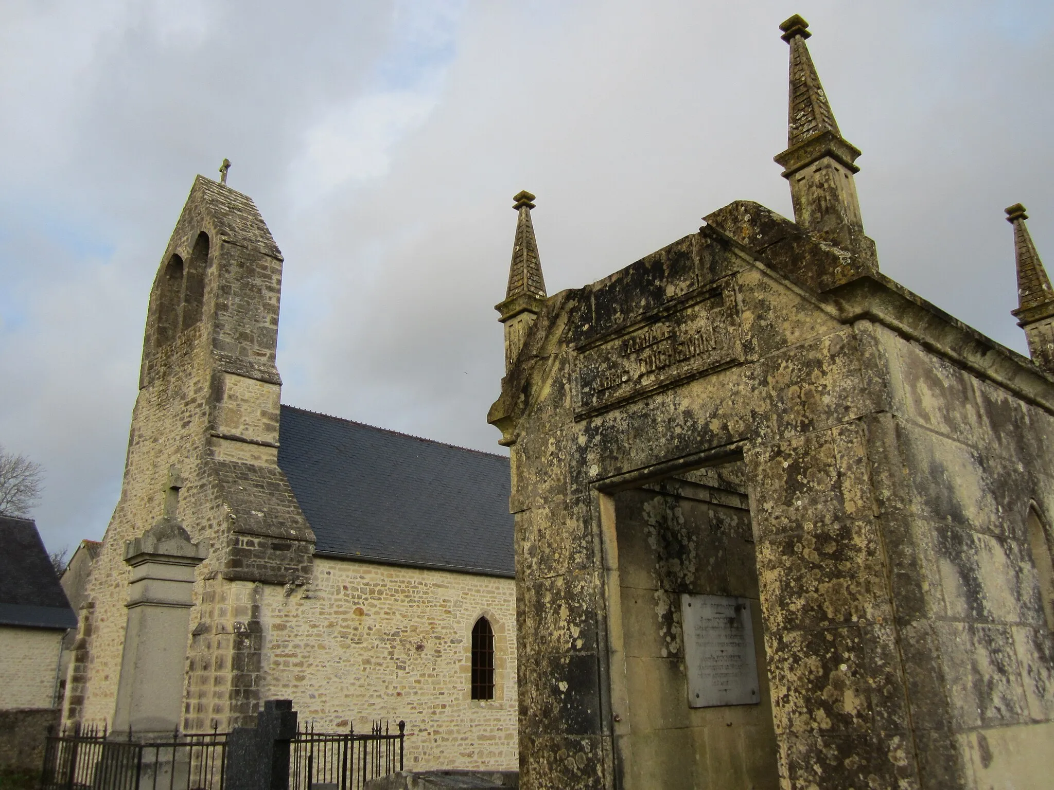 Photo showing: This building is indexed in the base Mérimée, a database of architectural heritage maintained by the French Ministry of Culture, under the reference PA00110337 .