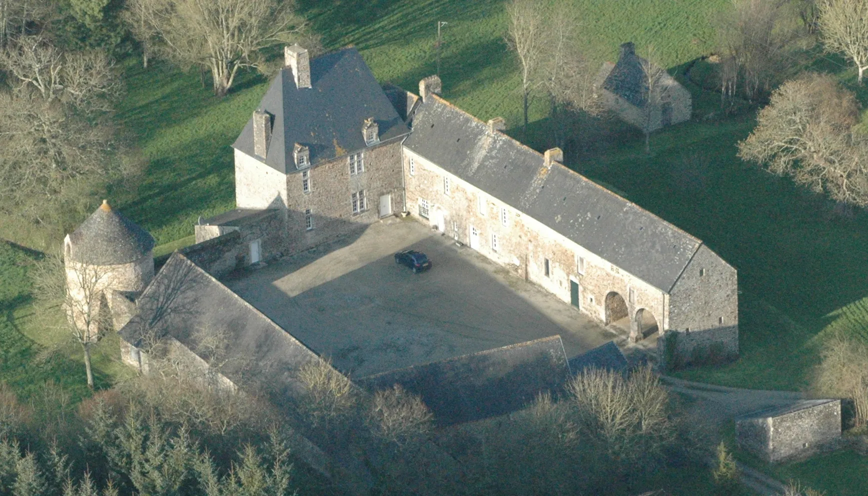 Photo showing: This building is indexed in the base Mérimée, a database of architectural heritage maintained by the French Ministry of Culture, under the reference PA00110576 .