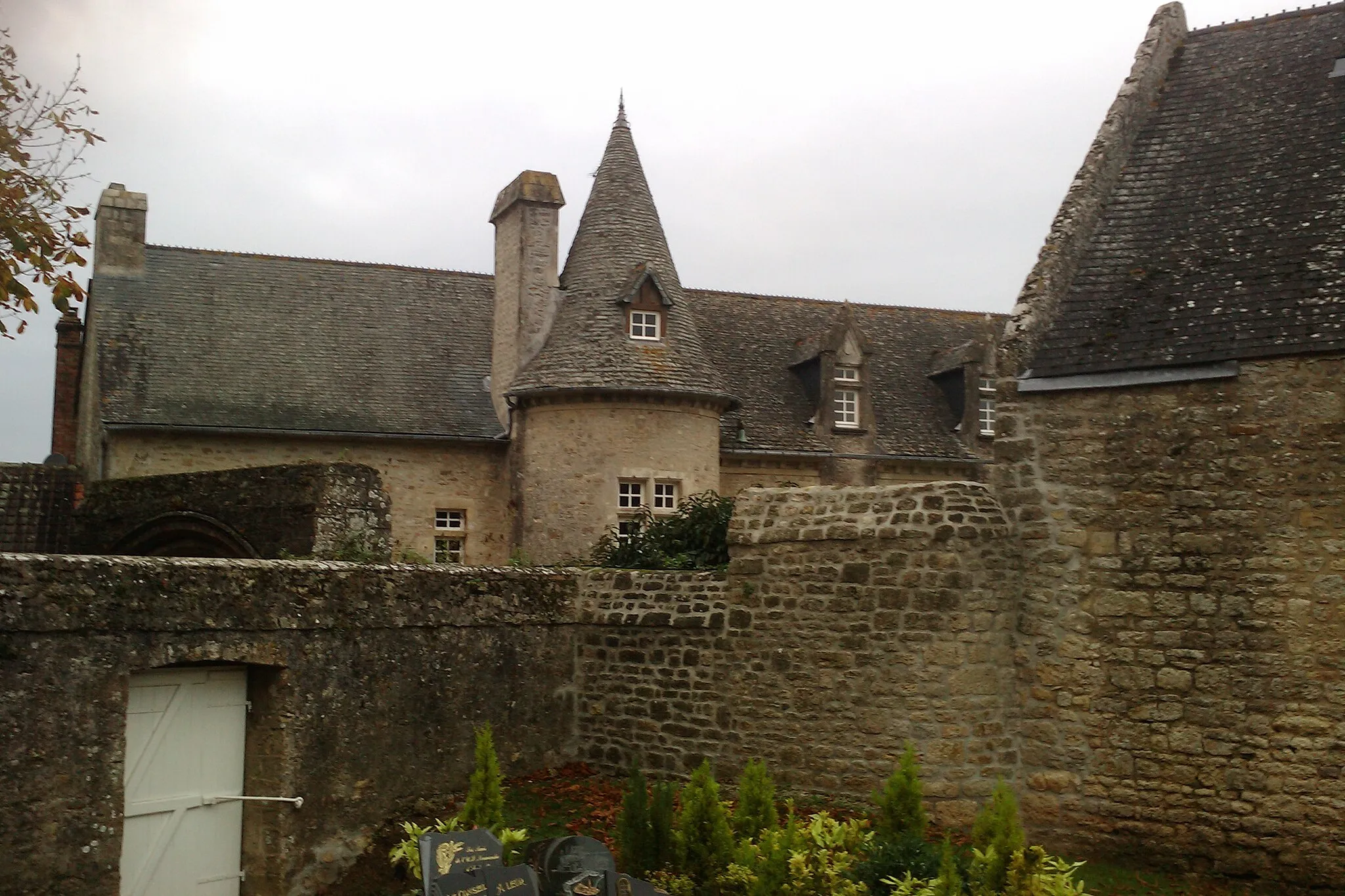 Photo showing: Manoir de La Cour (16e - 20e), reconstruit après la Seconde Guerre mondial