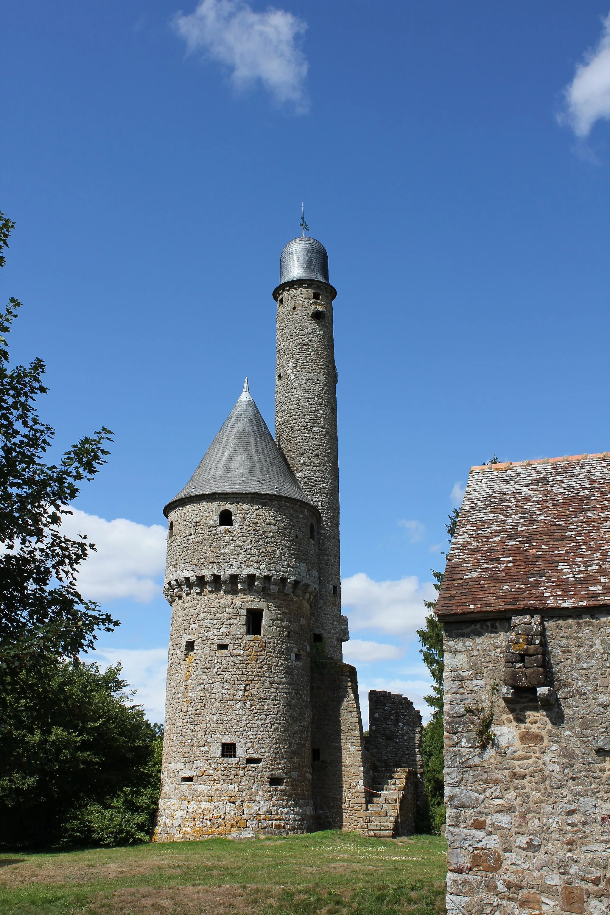 Photo showing: Tour de Bonvouloir, Juvigny-sous-Andaine, France