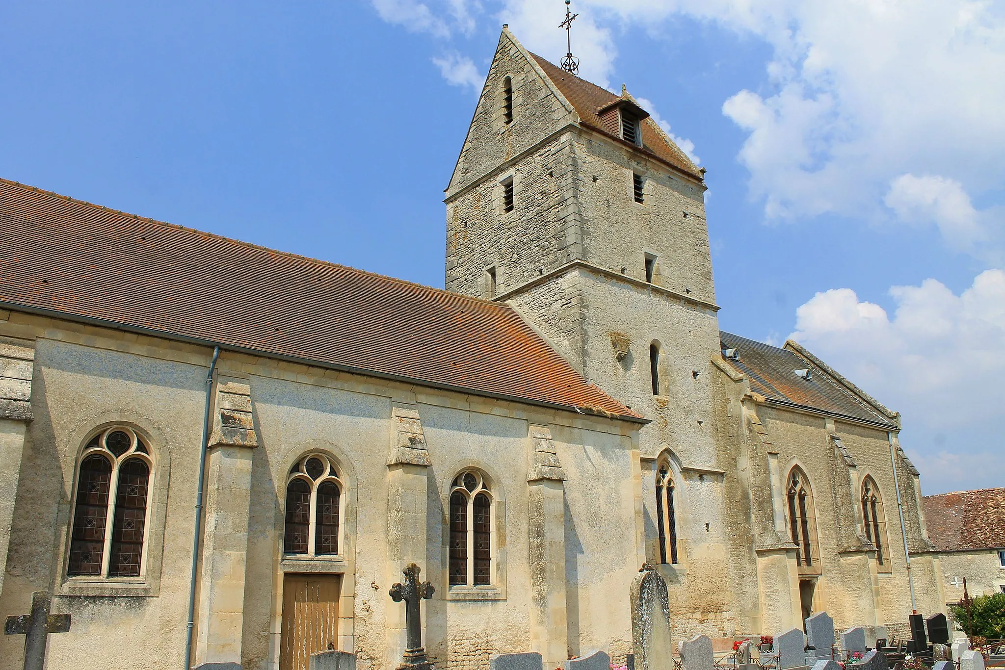 Photo showing: Église Saint-Pierre, clocher du XVe à Versainville (Calvados)