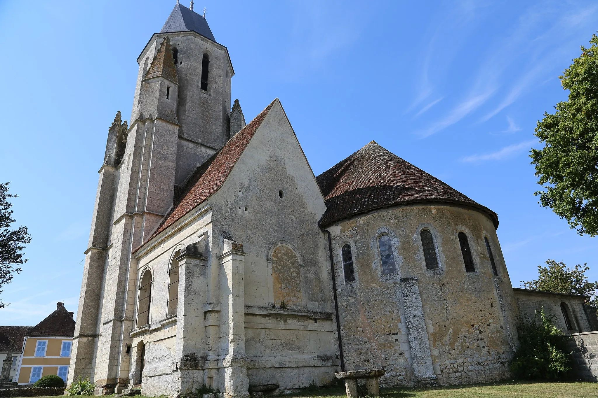 Photo showing: Vue extérieur du choeur, de la chapelle Saint Jean et du clocher de l'Eglise Saint Pierre. Inscrite à l'inventaire supplémentaire des Monuments Historiques.
Sur un des contrefort, un cadran solaire est daté de 1633.

Sur le côté droit extérieur de l'église, a été enchâssée l'épitaphe composée par Delisle pour son ami Dureau de la Malle (1742-1807), seul vestige du mausolée qui lui avait été édifié d'après des dessins de Girodet.