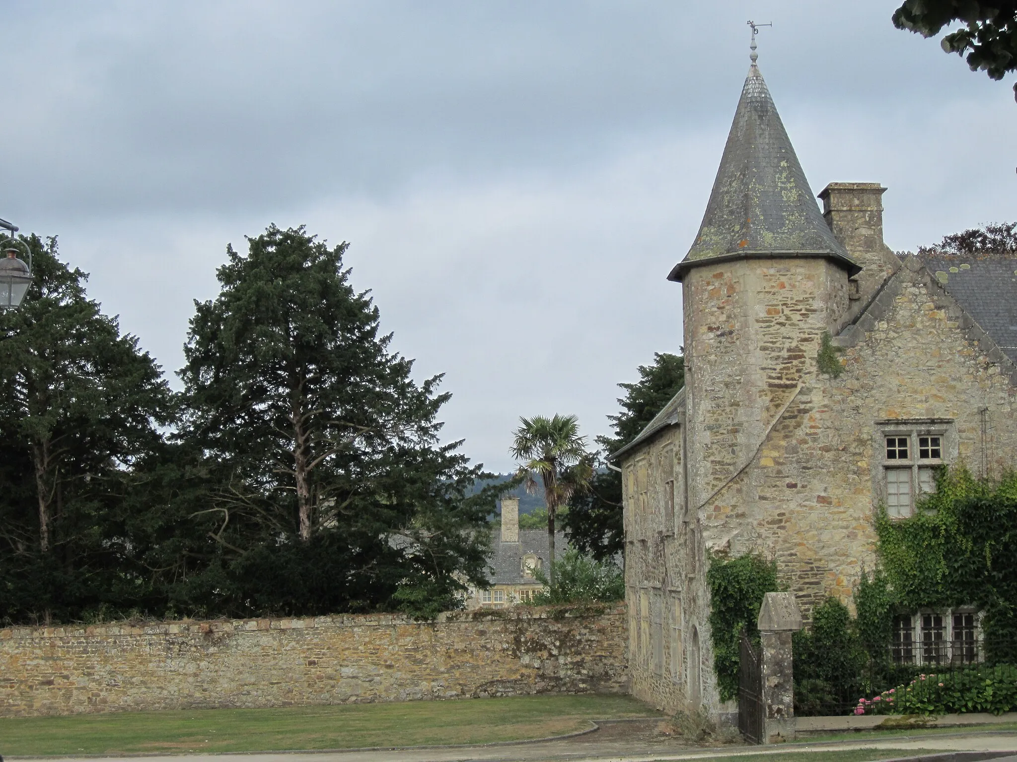 Photo showing: Manoir de la Tourelle, place des Buttes, Bricquebec 
Logis situé devant le château des Galeries