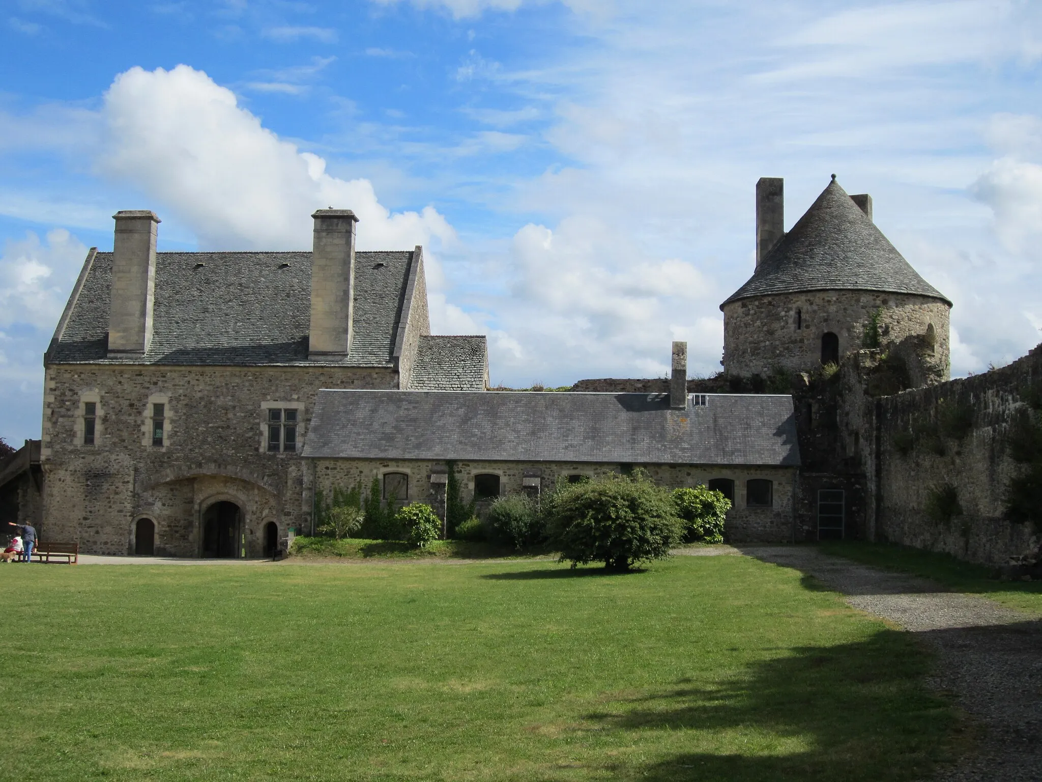 Photo showing: This building is indexed in the base Mérimée, a database of architectural heritage maintained by the French Ministry of Culture, under the reference PA00110603 .