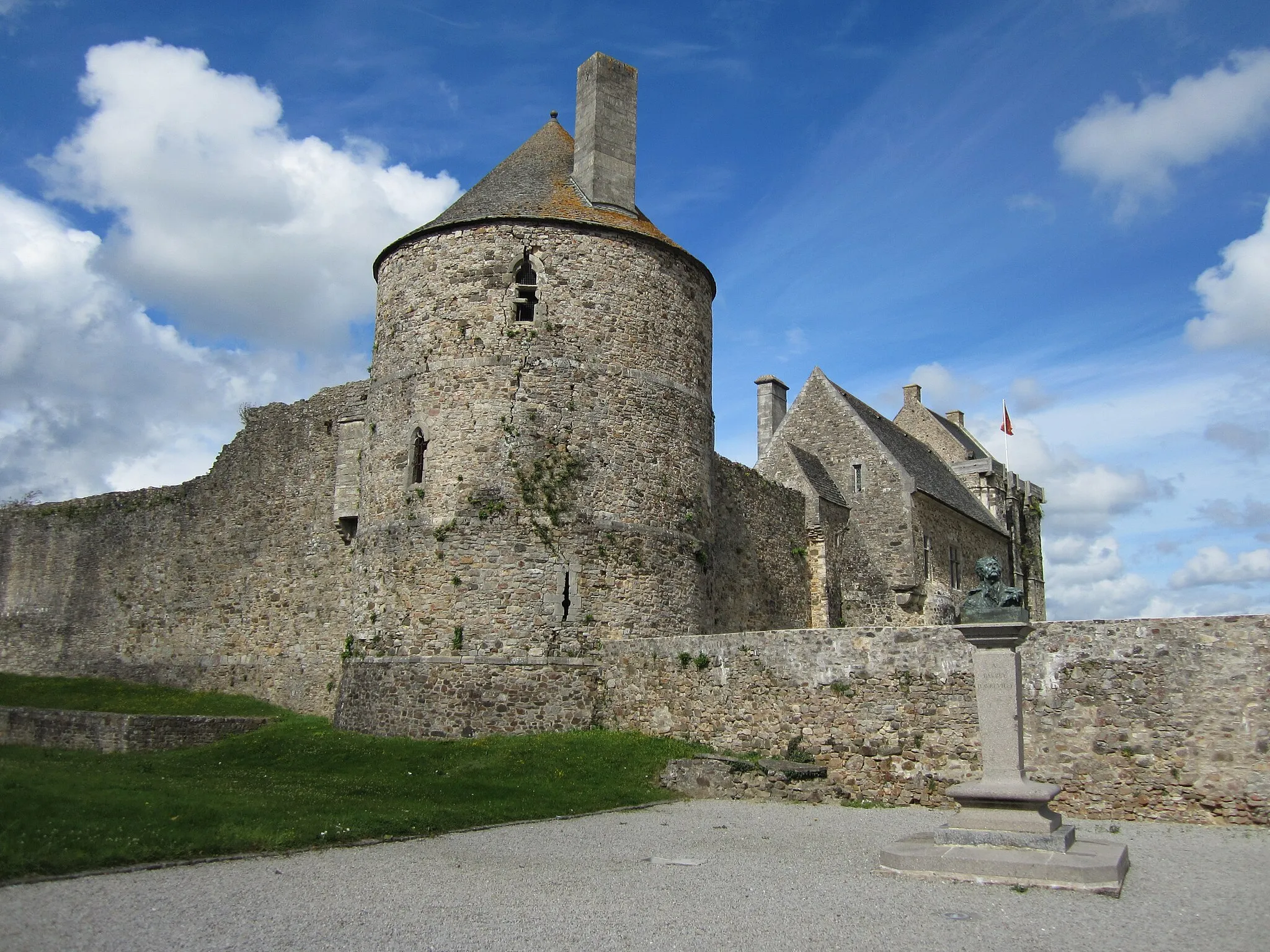 Photo showing: This building is indexed in the base Mérimée, a database of architectural heritage maintained by the French Ministry of Culture, under the reference PA00110603 .