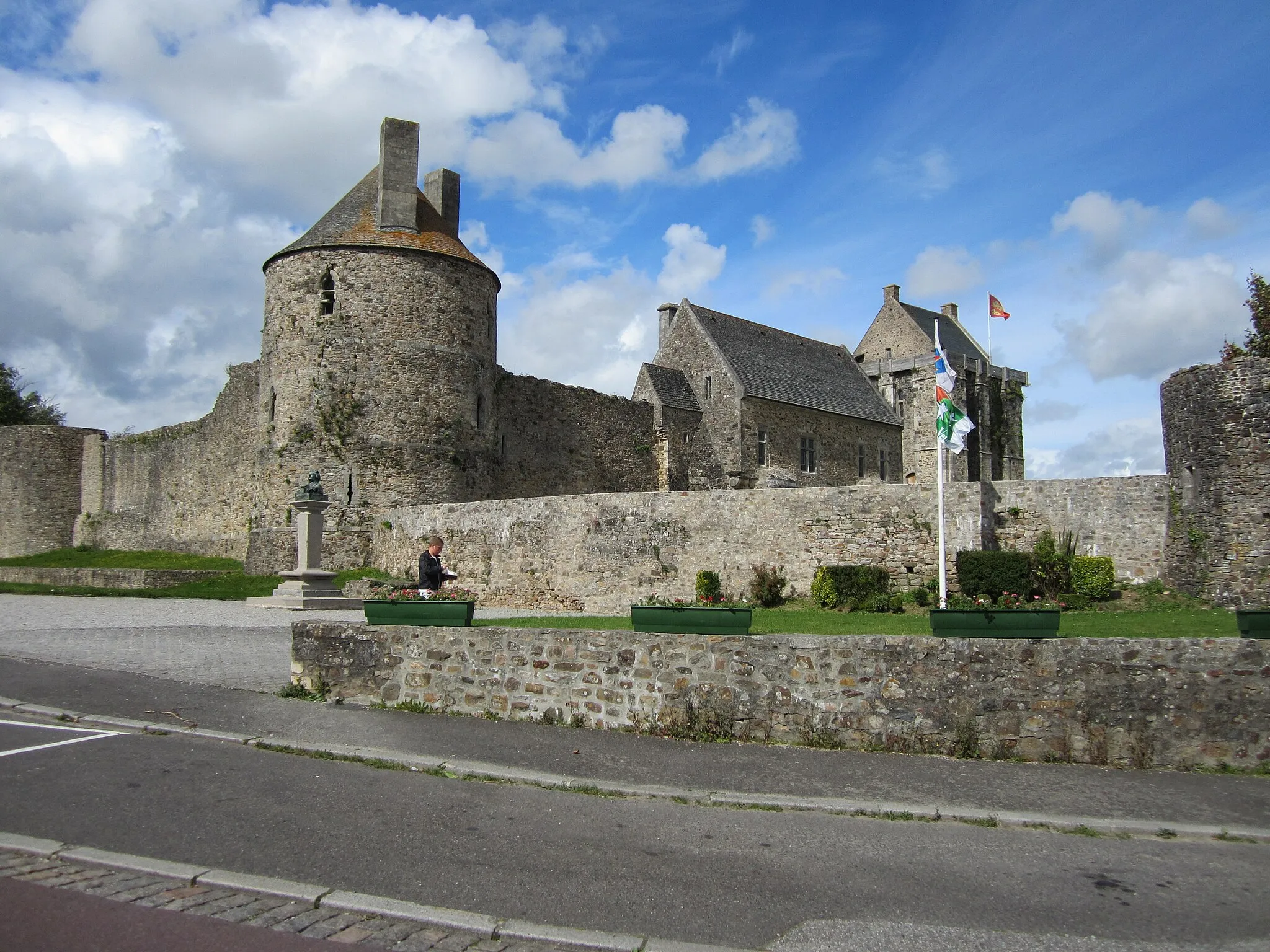 Photo showing: This building is indexed in the base Mérimée, a database of architectural heritage maintained by the French Ministry of Culture, under the reference PA00110603 .