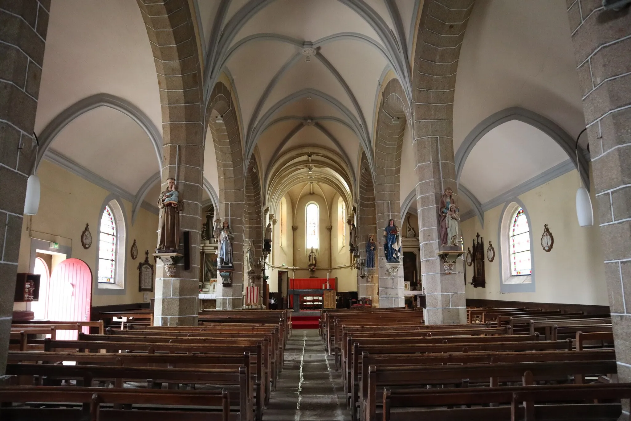 Photo showing: Intérieur de l'église Saint-Martin de Poilley (35).