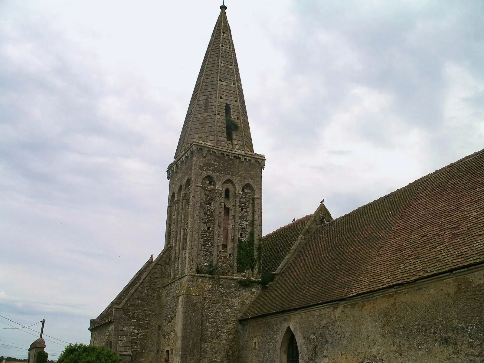 Photo showing: Eglise Paroissiale Saint-Laurent au lieu dit Fontaine-Halbout à Moulines (Calvados)