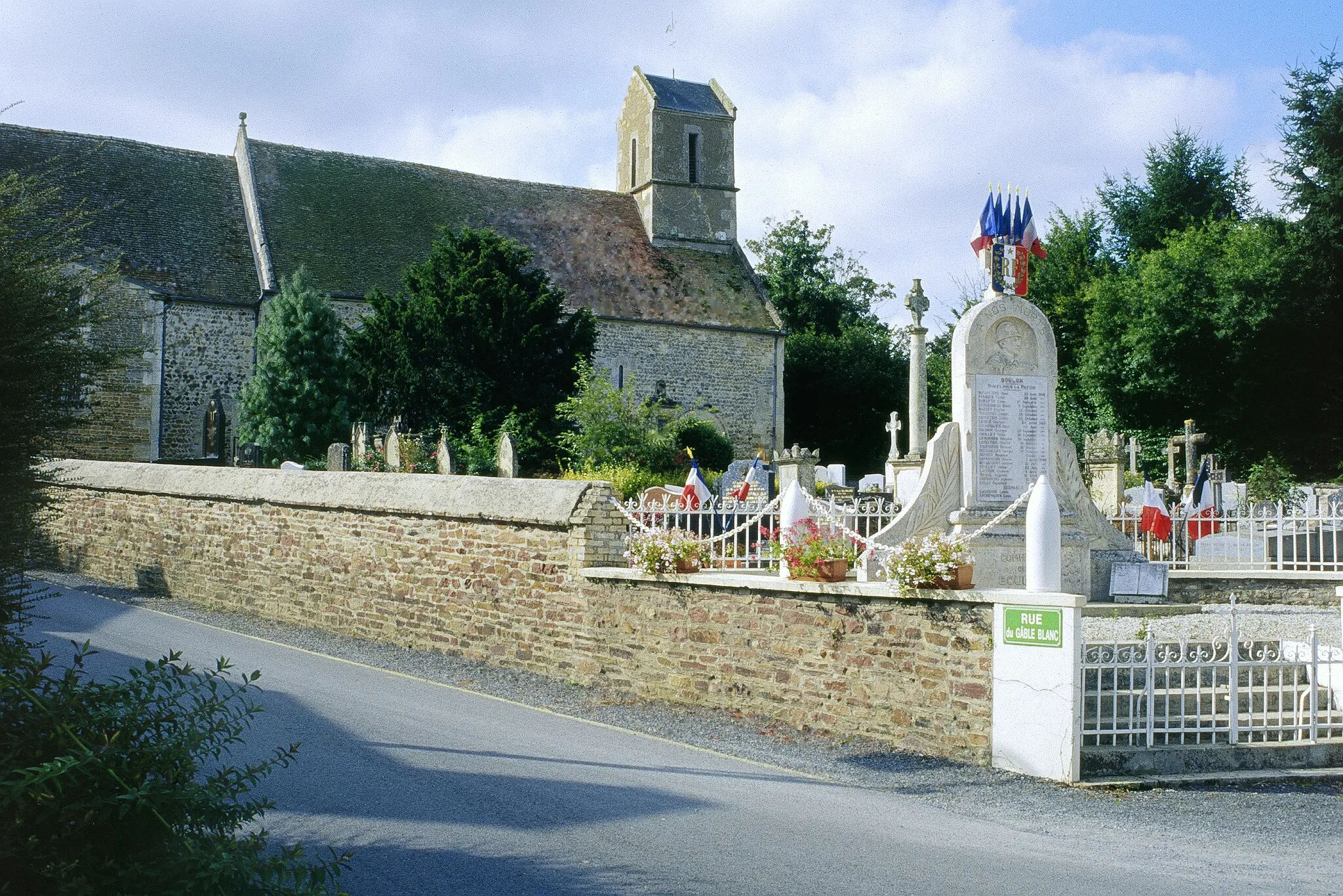 Photo showing: War memorial 1914/1918 and 1939/1945, cemetery and Church from BOULON, village in Calvados, in France.