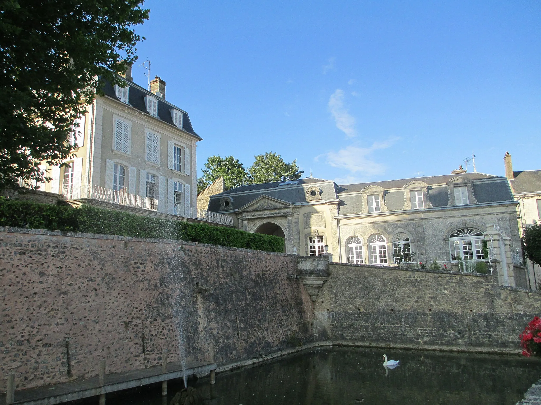 Photo showing: This building is indexed in the base Mérimée, a database of architectural heritage maintained by the French Ministry of Culture, under the reference PA00110742 .