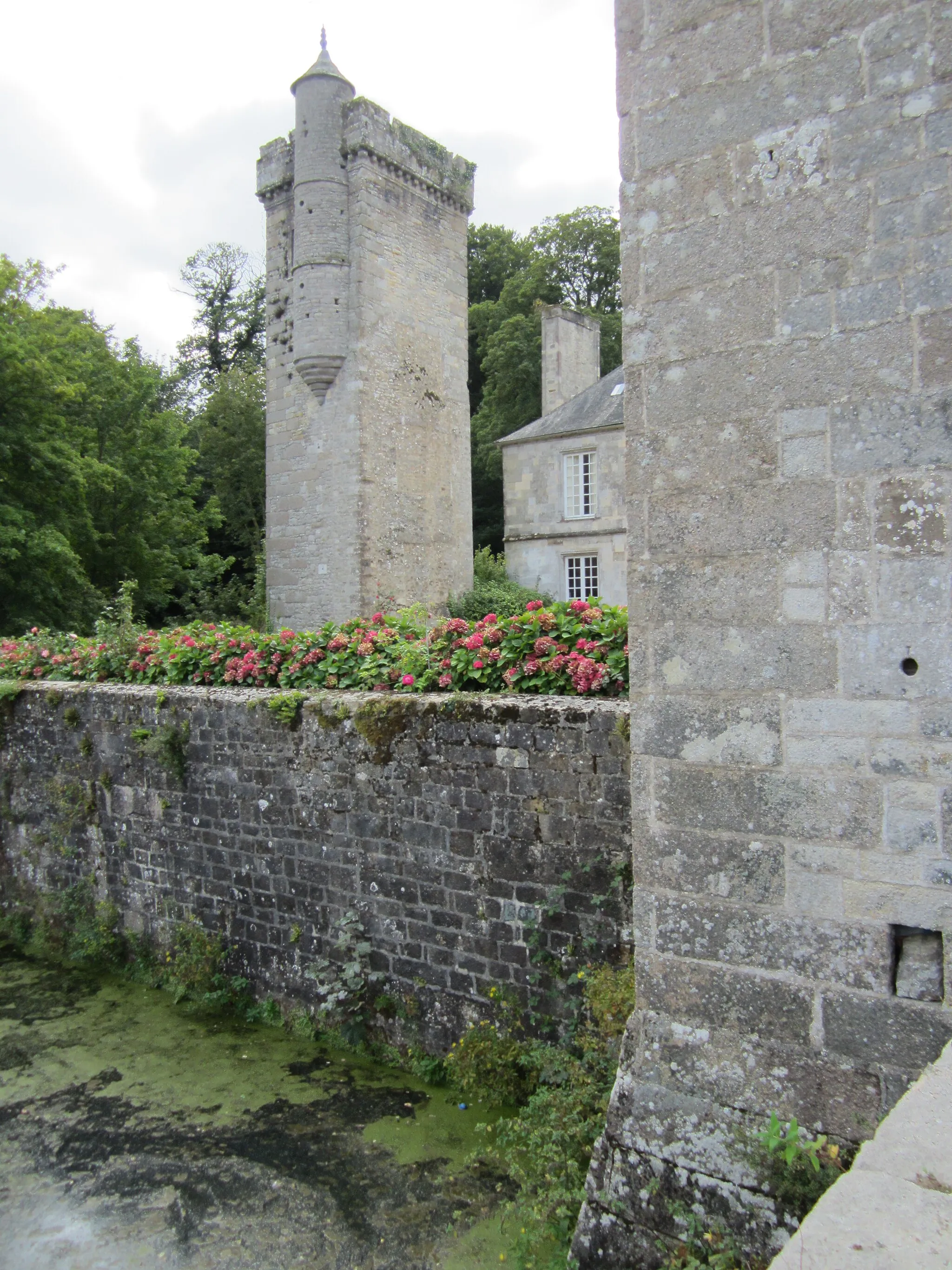 Photo showing: This building is indexed in the base Mérimée, a database of architectural heritage maintained by the French Ministry of Culture, under the reference PA00110411 .