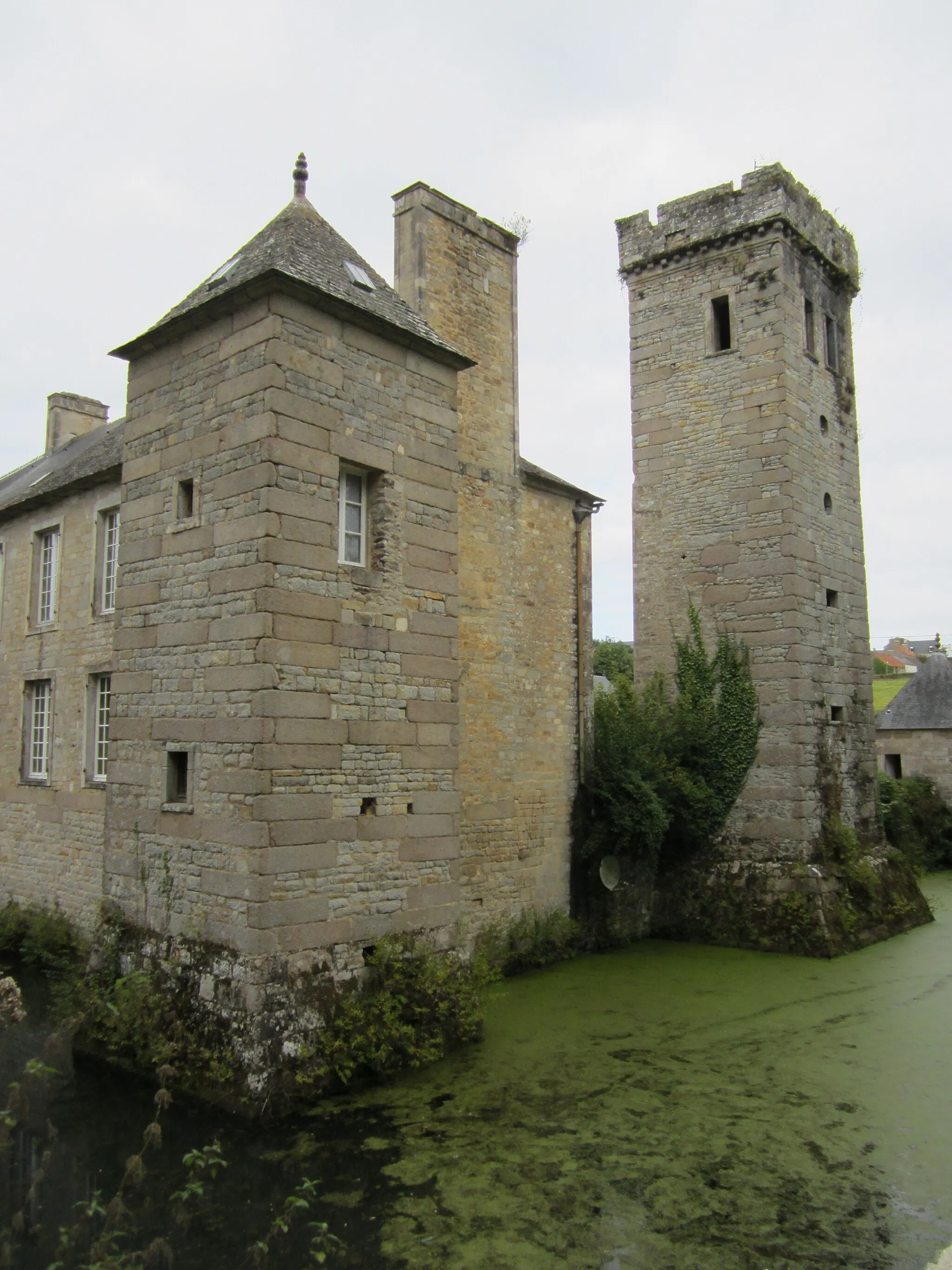 Photo showing: This building is indexed in the base Mérimée, a database of architectural heritage maintained by the French Ministry of Culture, under the reference PA00110411 .