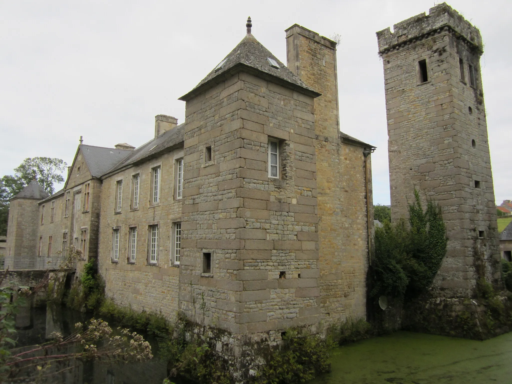 Photo showing: This building is indexed in the base Mérimée, a database of architectural heritage maintained by the French Ministry of Culture, under the reference PA00110411 .