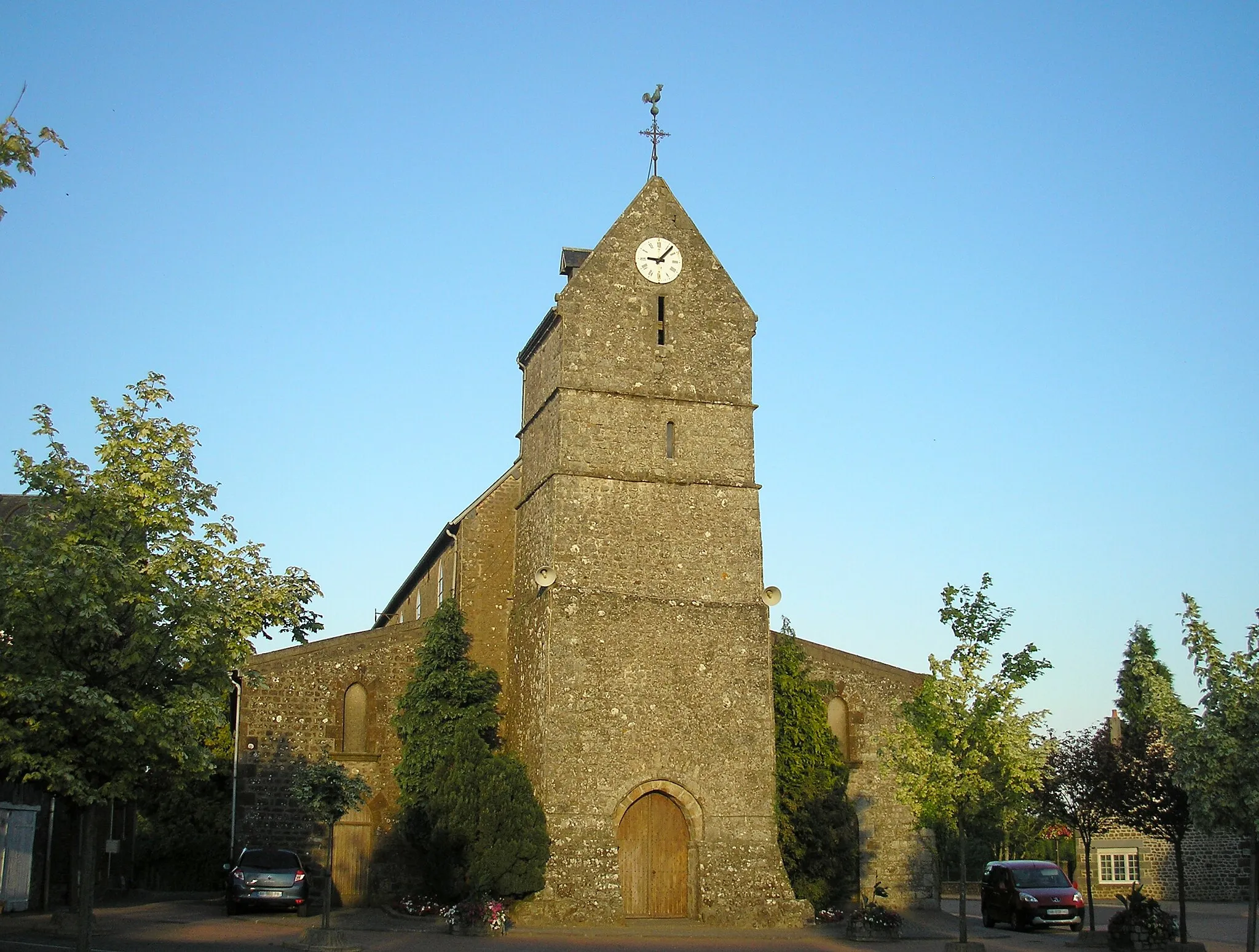 Photo showing: La Sauvagère (Normandie, France). L'église Saint-Pierre et Saint-Paul.