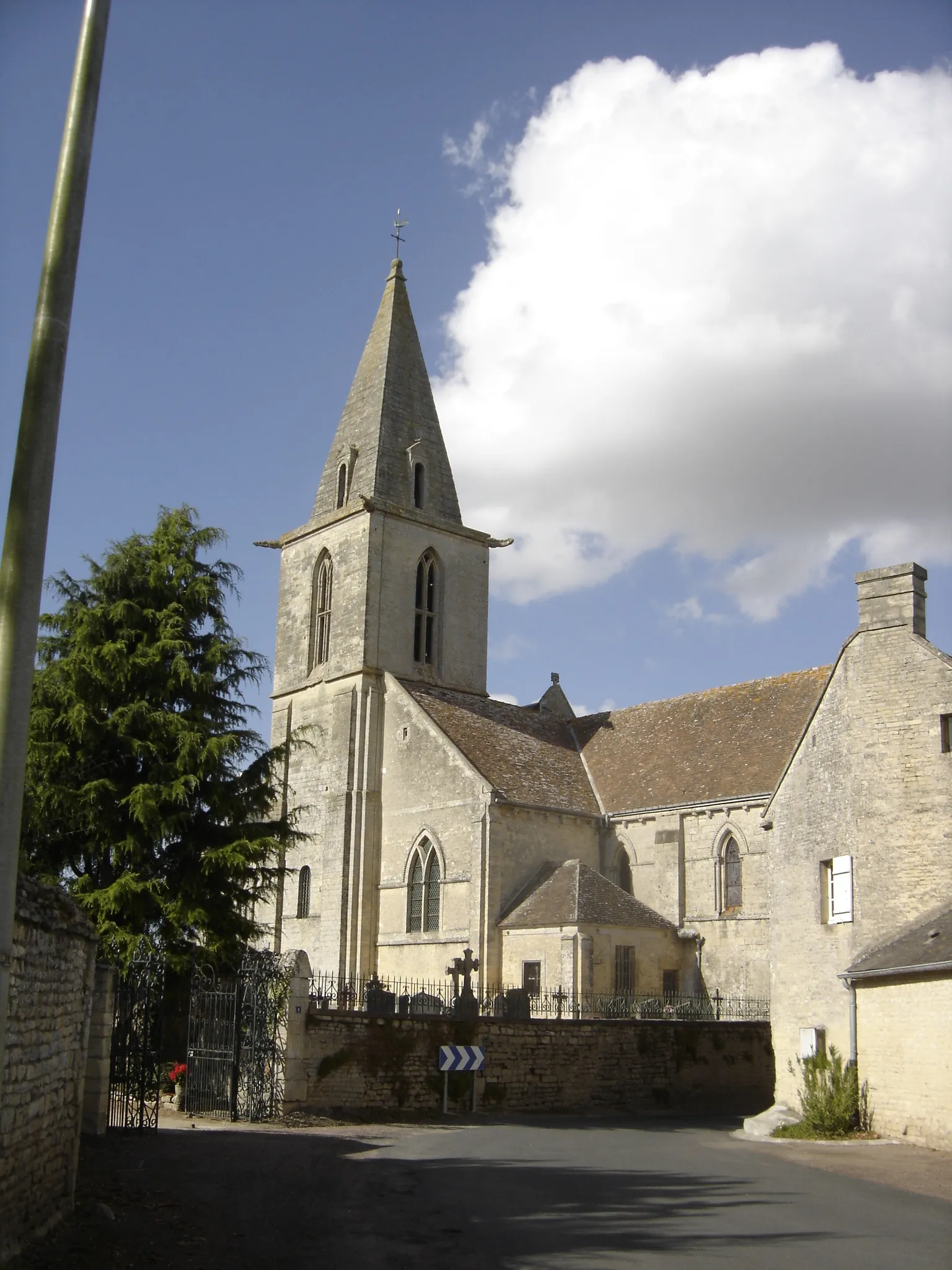 Photo showing: l'église Notre-Dame vue de la rue de l'église