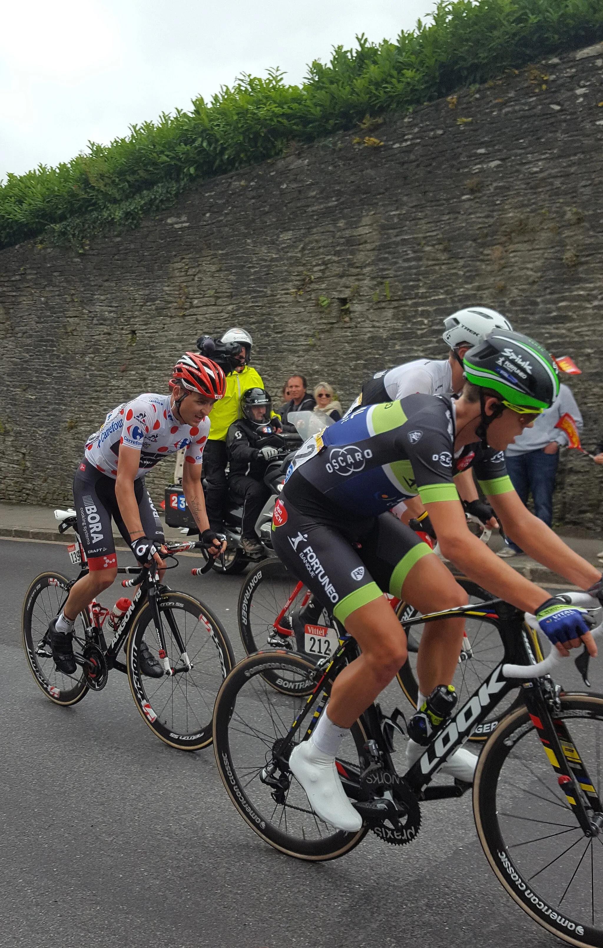 Photo showing: Passage de l'échappée dans la côte d'Octeville (chemin des Aiguillons) durant la 2e étape du Tour de France 2016.
Vegard Breen mène la course devant Jasper Stuyven (qui attaquera 200 mètres plus loin), et le maillot à pois Paul Voss.