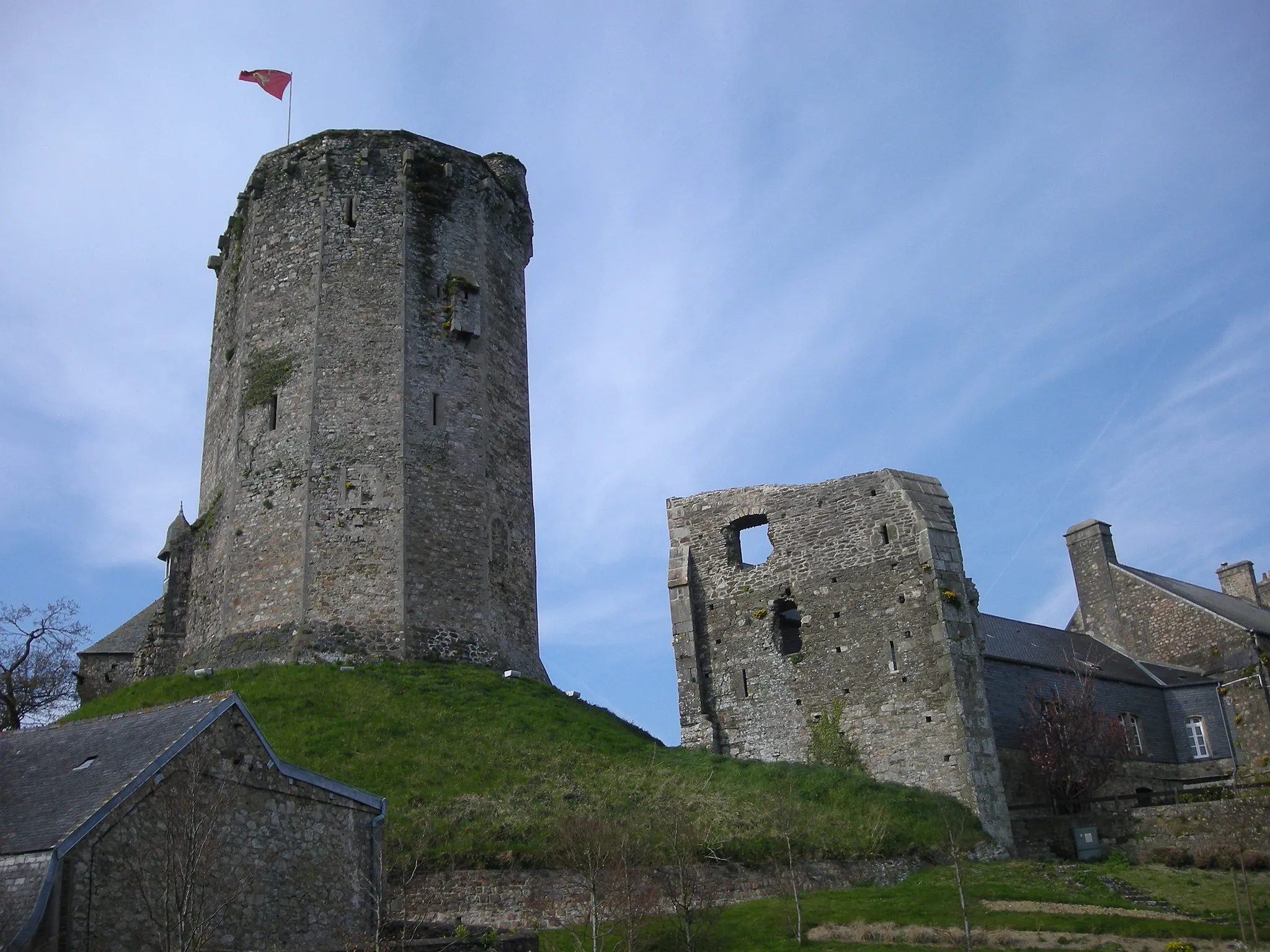 Photo showing: Le donjon du Vieux Château de Bricquebec (Manche, Normandie, France)