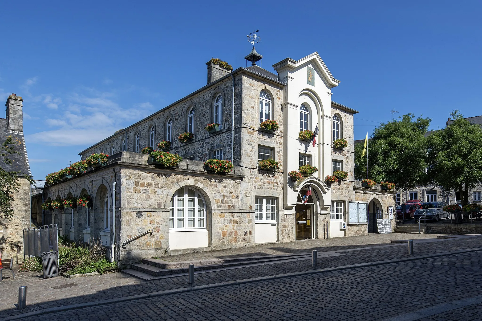 Photo showing: Hôtel de ville de Bricquebec, Manche, 2017.