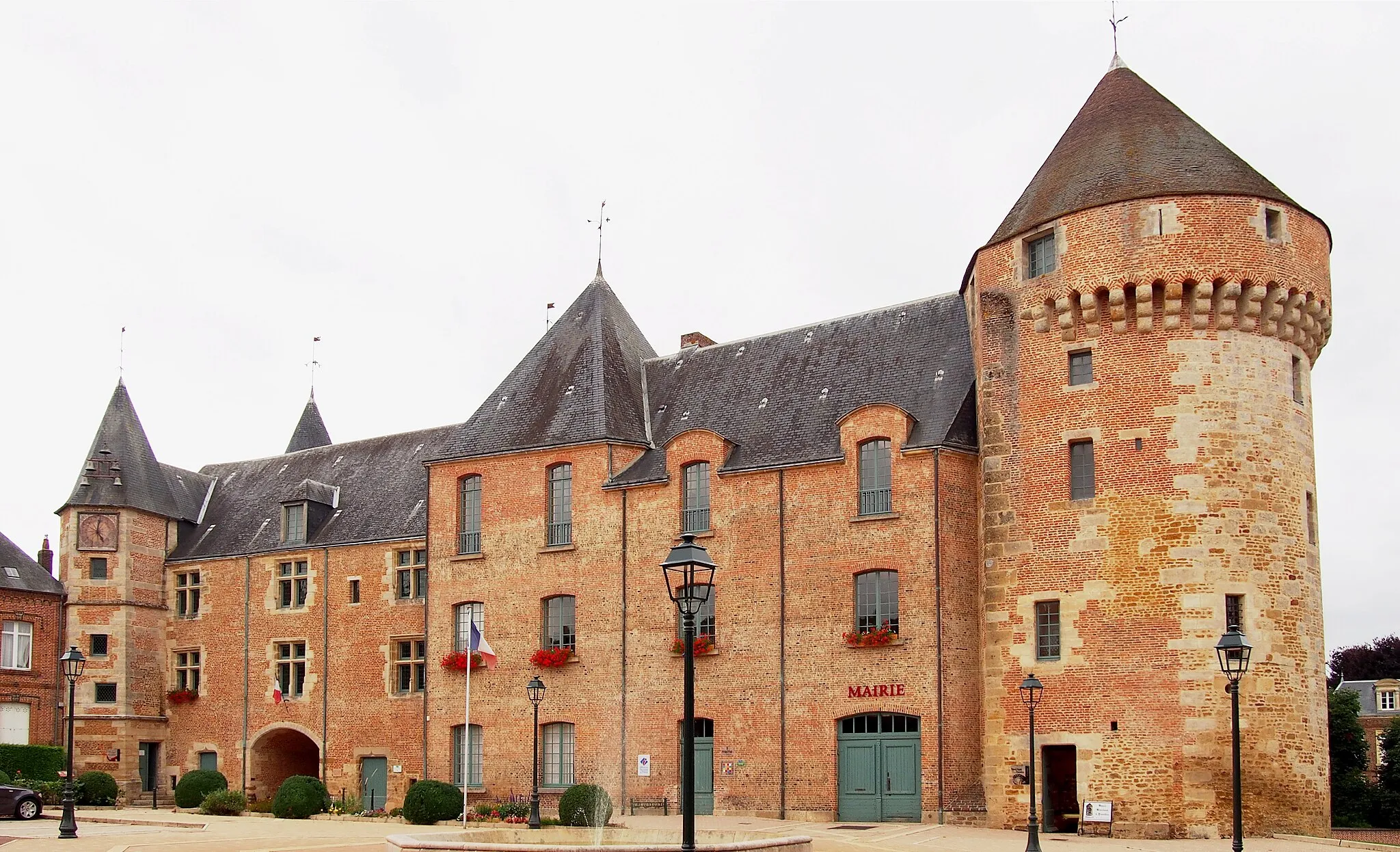 Photo showing: Gacé (Normandie, France). La façade est du château.