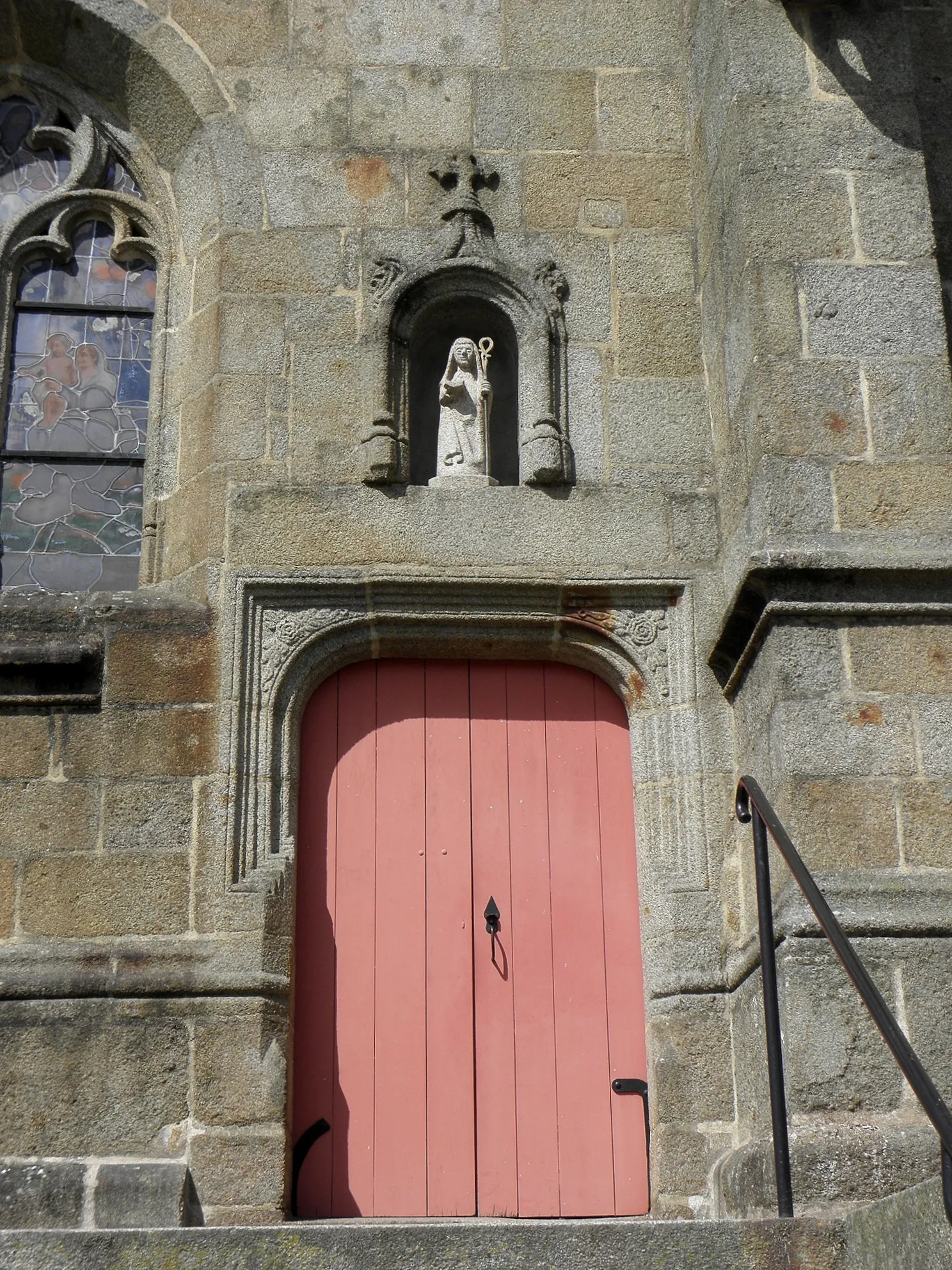 Photo showing: Extérieur de l'église Saint-Martin de Louvigné-du-Désert (35). Porte de la troisième travée du collatéral sud.