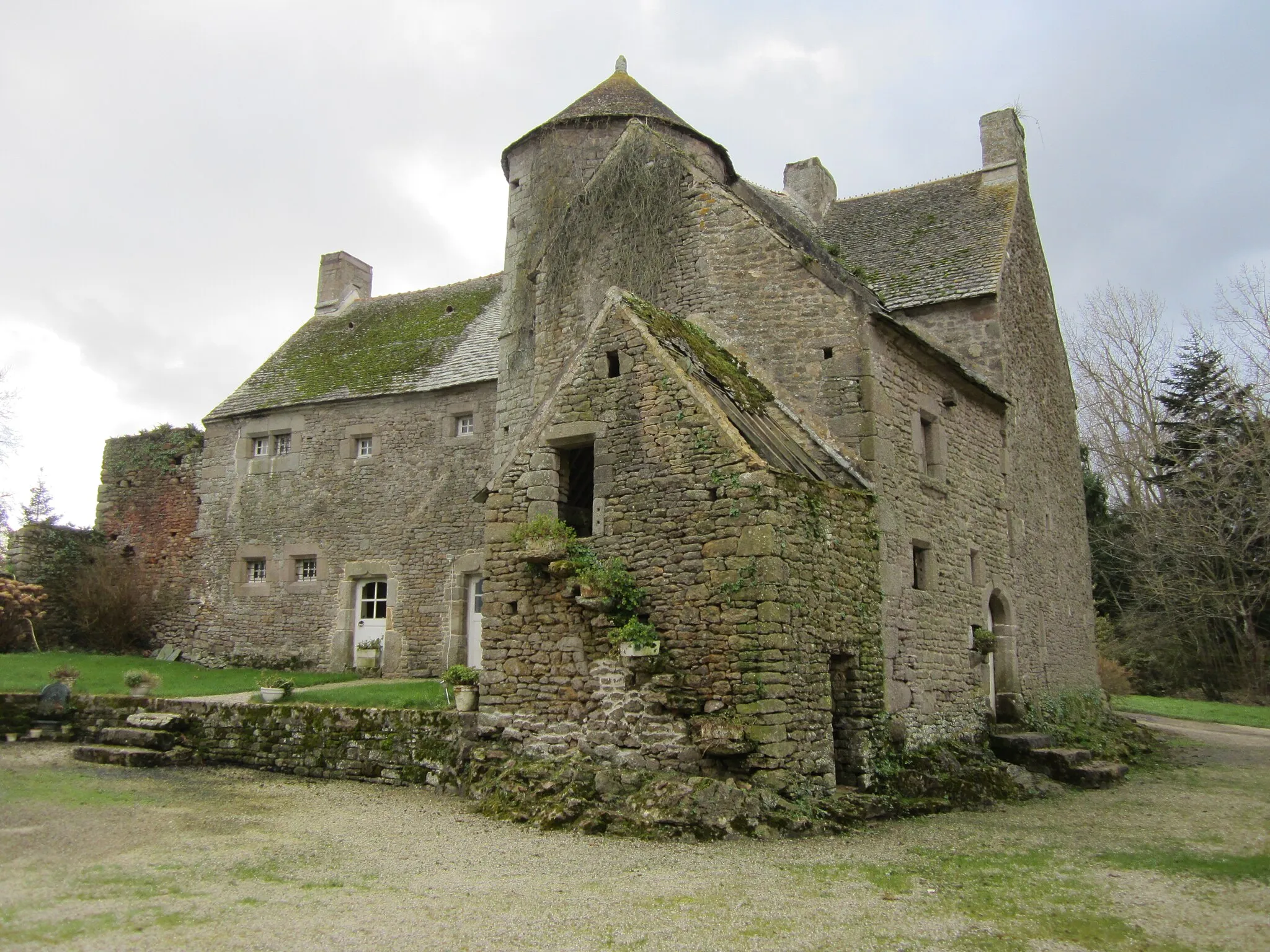 Photo showing: This building is indexed in the base Mérimée, a database of architectural heritage maintained by the French Ministry of Culture, under the reference PA00110657 .