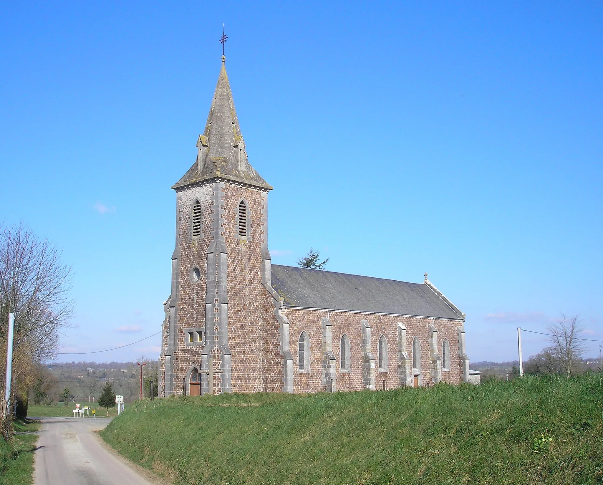 Photo showing: Guéhébert (Normandie, France). L'église Saint-Sulpice.