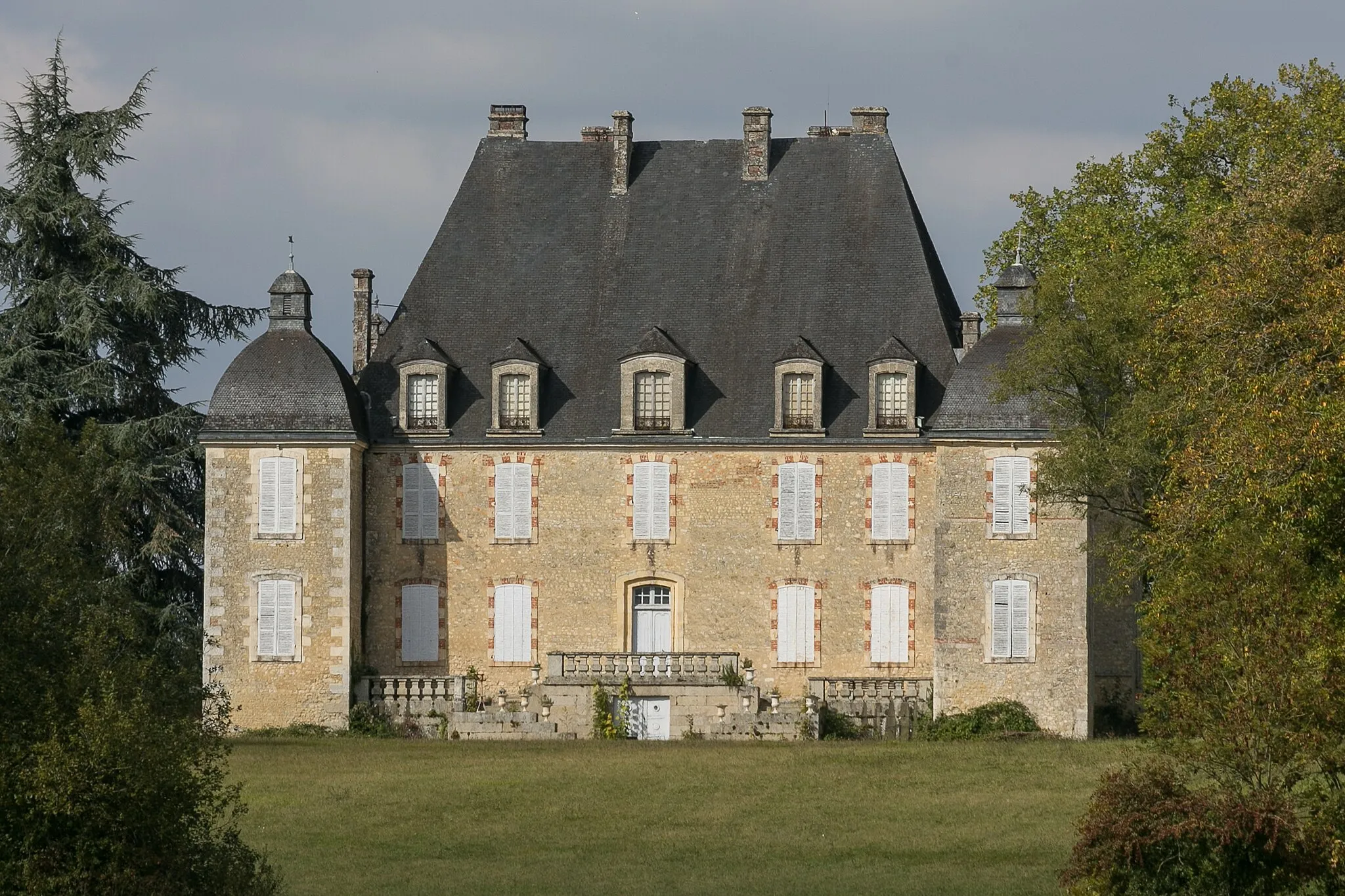 Photo showing: This building is indexed in the base Mérimée, a database of architectural heritage maintained by the French Ministry of Culture, under the reference PA00110733 .