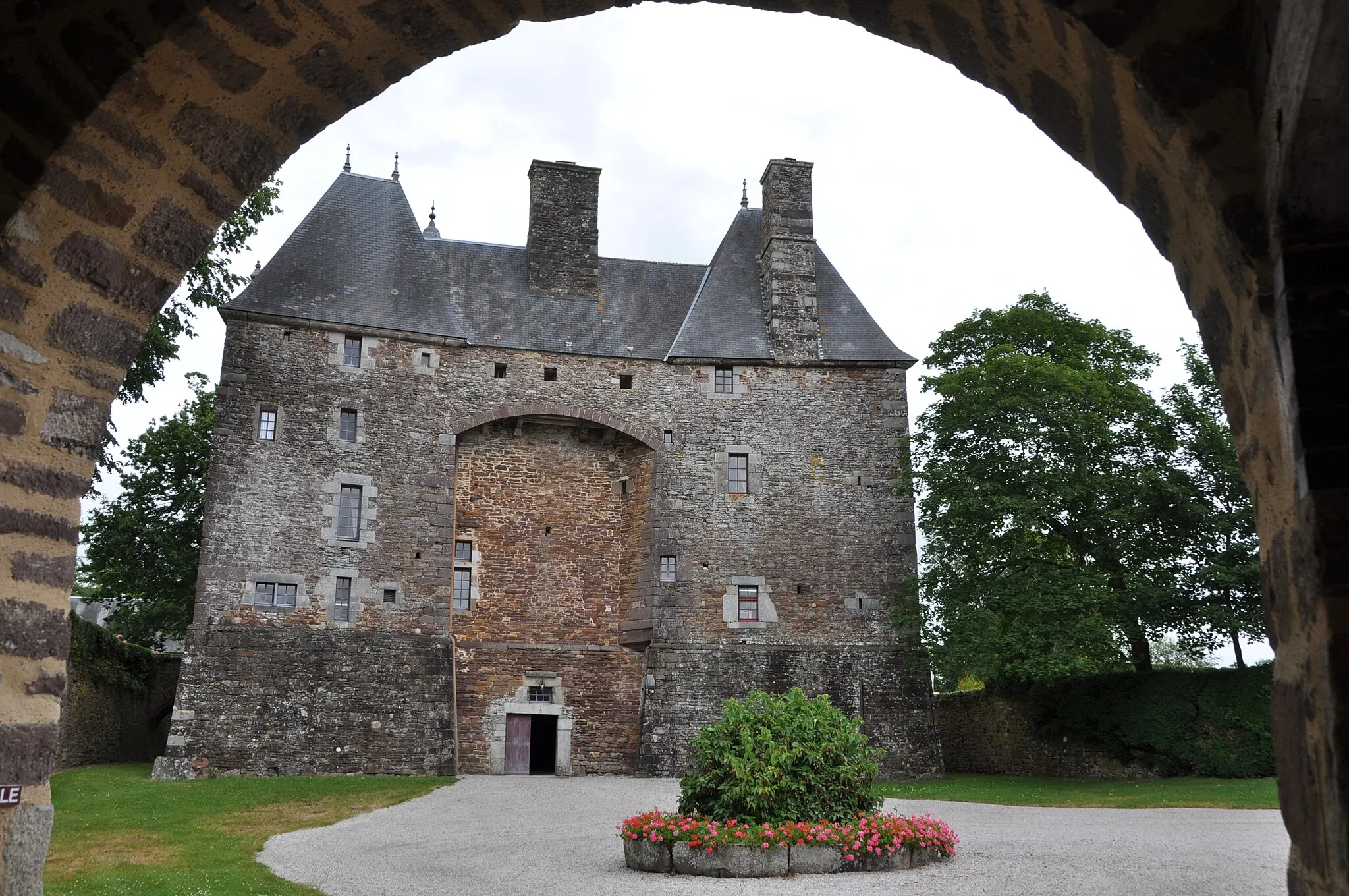 Photo showing: This building is indexed in the base Mérimée, a database of architectural heritage maintained by the French Ministry of Culture, under the reference PA00110360 .