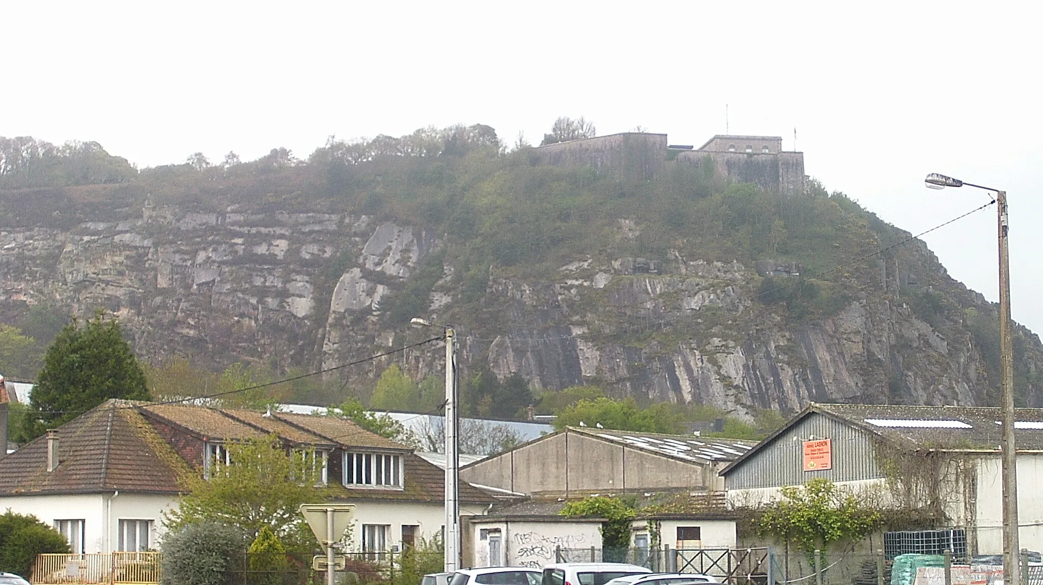 Photo showing: Cherbourg - Octeville  est une commune française du département de la Manche et de la région Basse-Normandie. Elle résulte de la fusion des villes de Cherbourg et d'Octeville le 1er mars 2000. Préfecture maritime, et sous-préfecture de la Manche, ses 37 121 habitants (plus de 115 000 avec sa banlieue) en font la première ville du département devant la préfecture Saint-Lô et la deuxième de la région après Caen. Port militaire, halieutique, plaisancier et de passagers transmanche, handicapé par son isolement géographique pour être un grand port marchand, c'est un pôle de construction navale important, une ville ouvrière dans un arrière-pays rural.