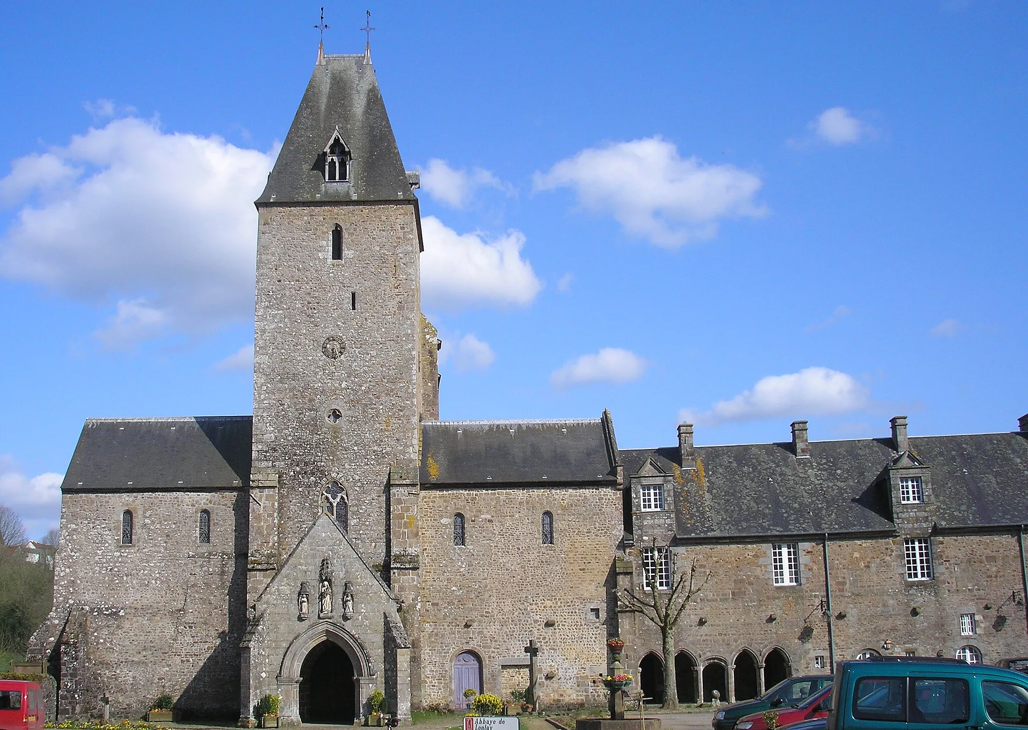 Photo showing: Lonlay-l'Abbaye (Normandie, France). La façade de l'abbaye.