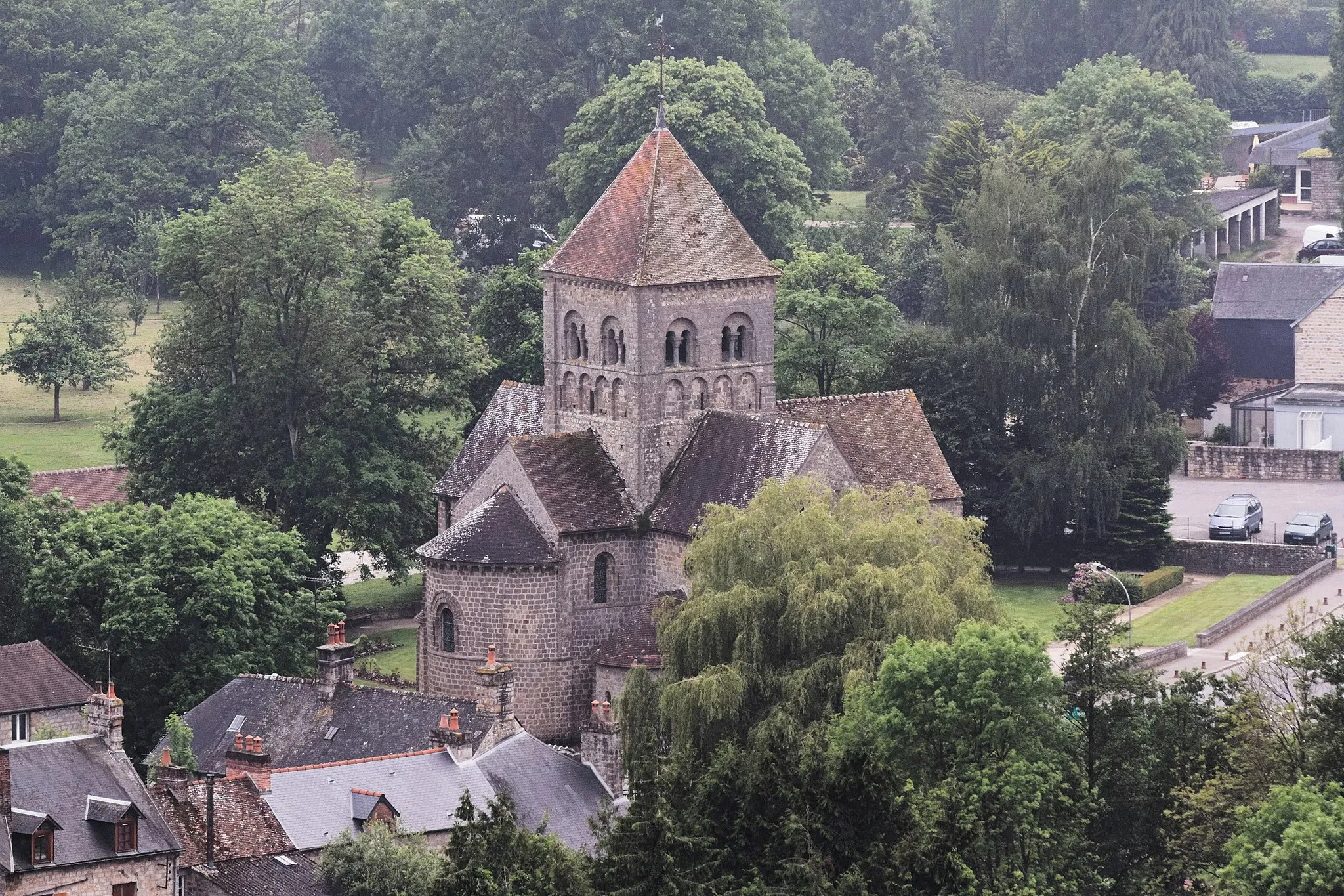 Photo showing: Vue de la ville basse de Domfront, Orne.