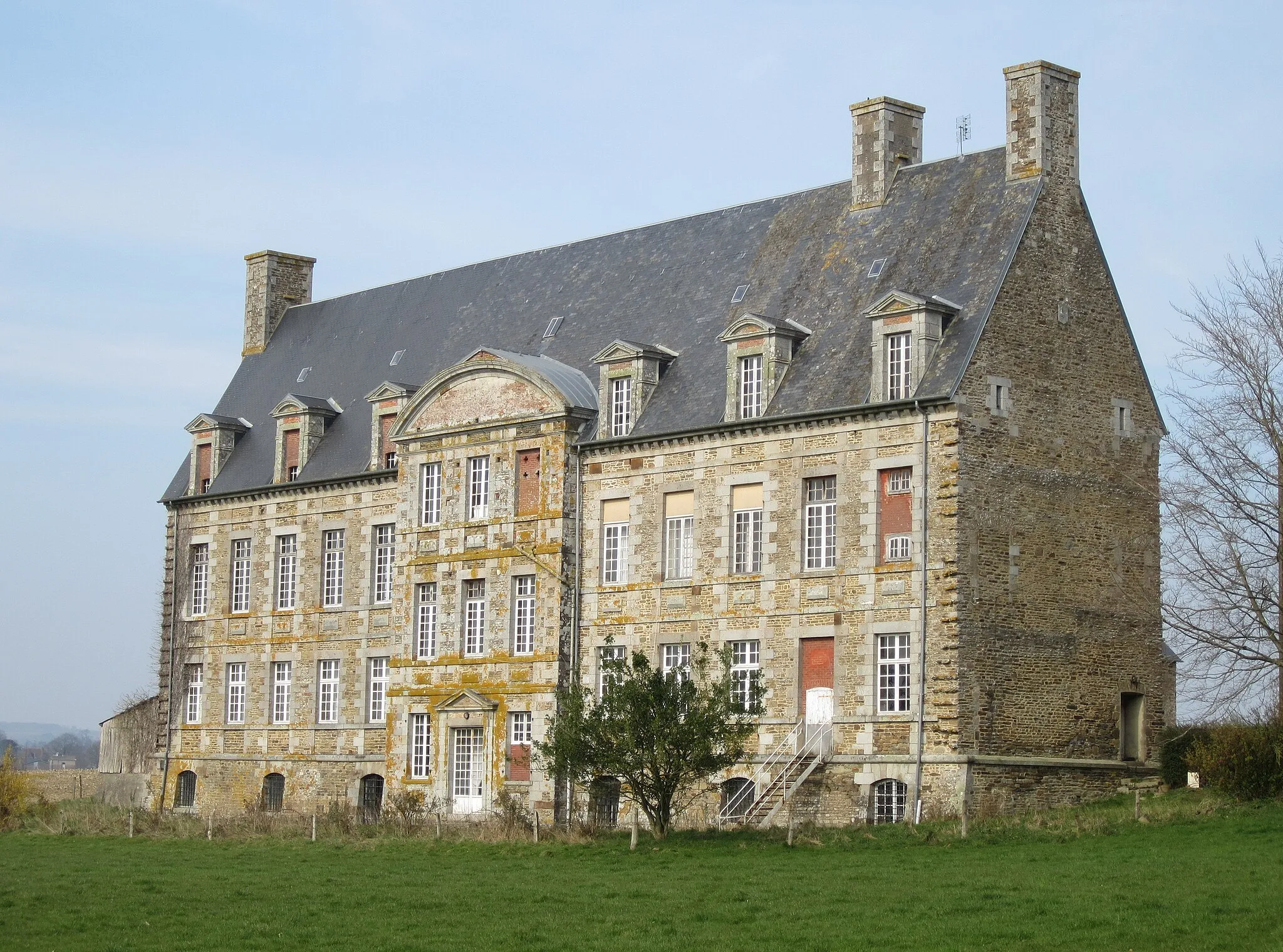 Photo showing: This building is indexed in the base Mérimée, a database of architectural heritage maintained by the French Ministry of Culture, under the reference PA50000008 .
