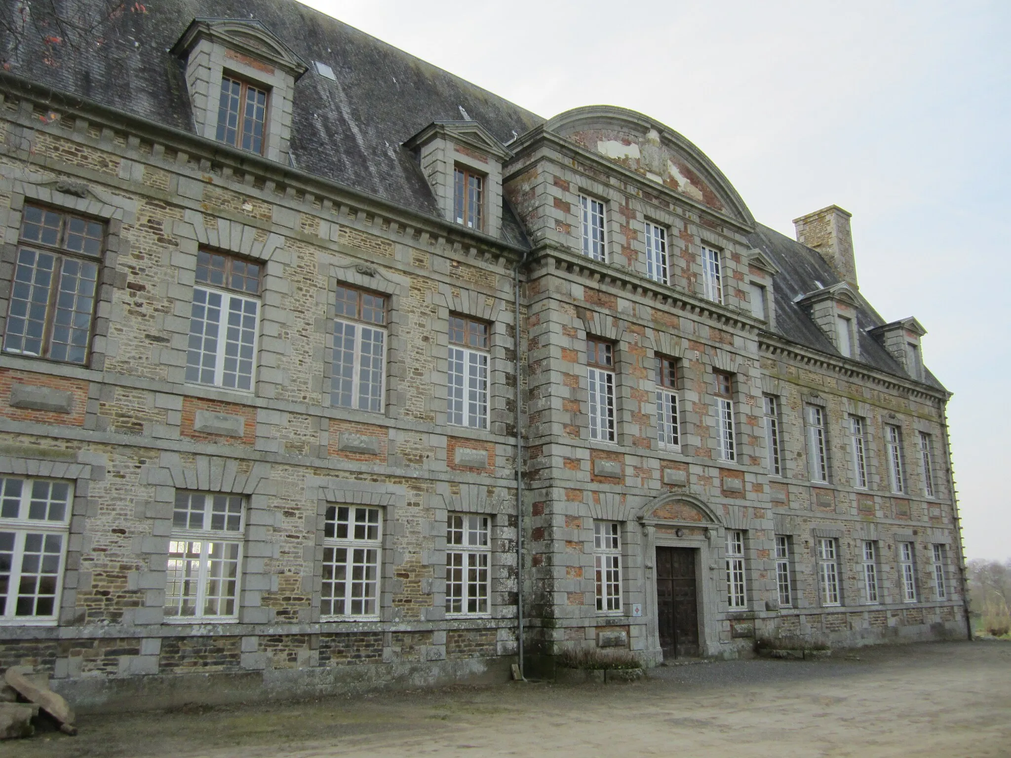 Photo showing: This building is indexed in the base Mérimée, a database of architectural heritage maintained by the French Ministry of Culture, under the reference PA50000008 .