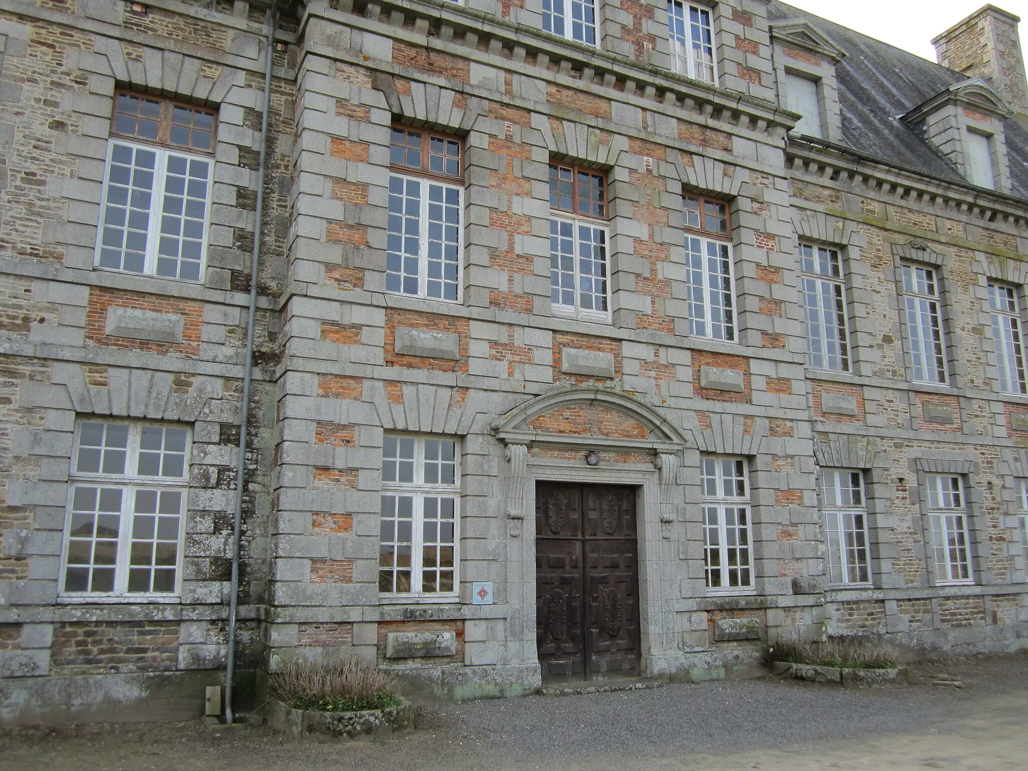 Photo showing: This building is indexed in the base Mérimée, a database of architectural heritage maintained by the French Ministry of Culture, under the reference PA50000008 .