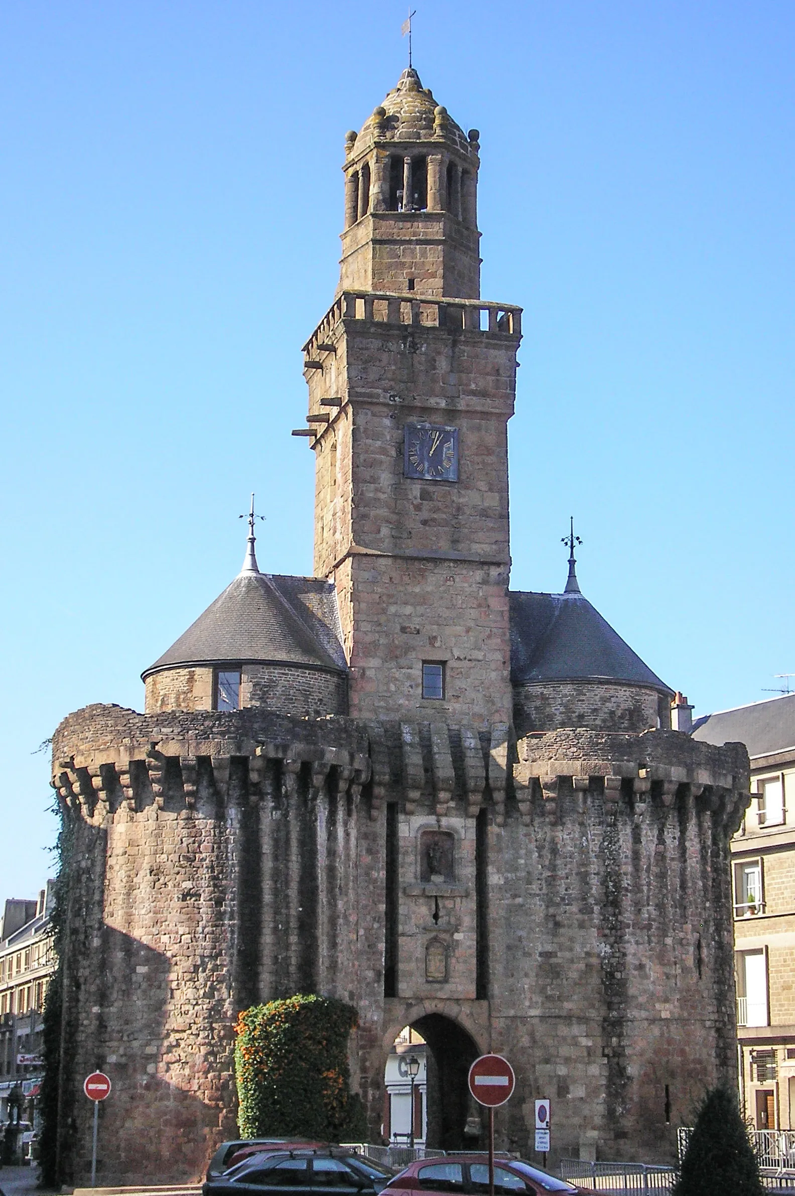 Photo showing: Vire (Normandie, France). La Porte-Horloge.