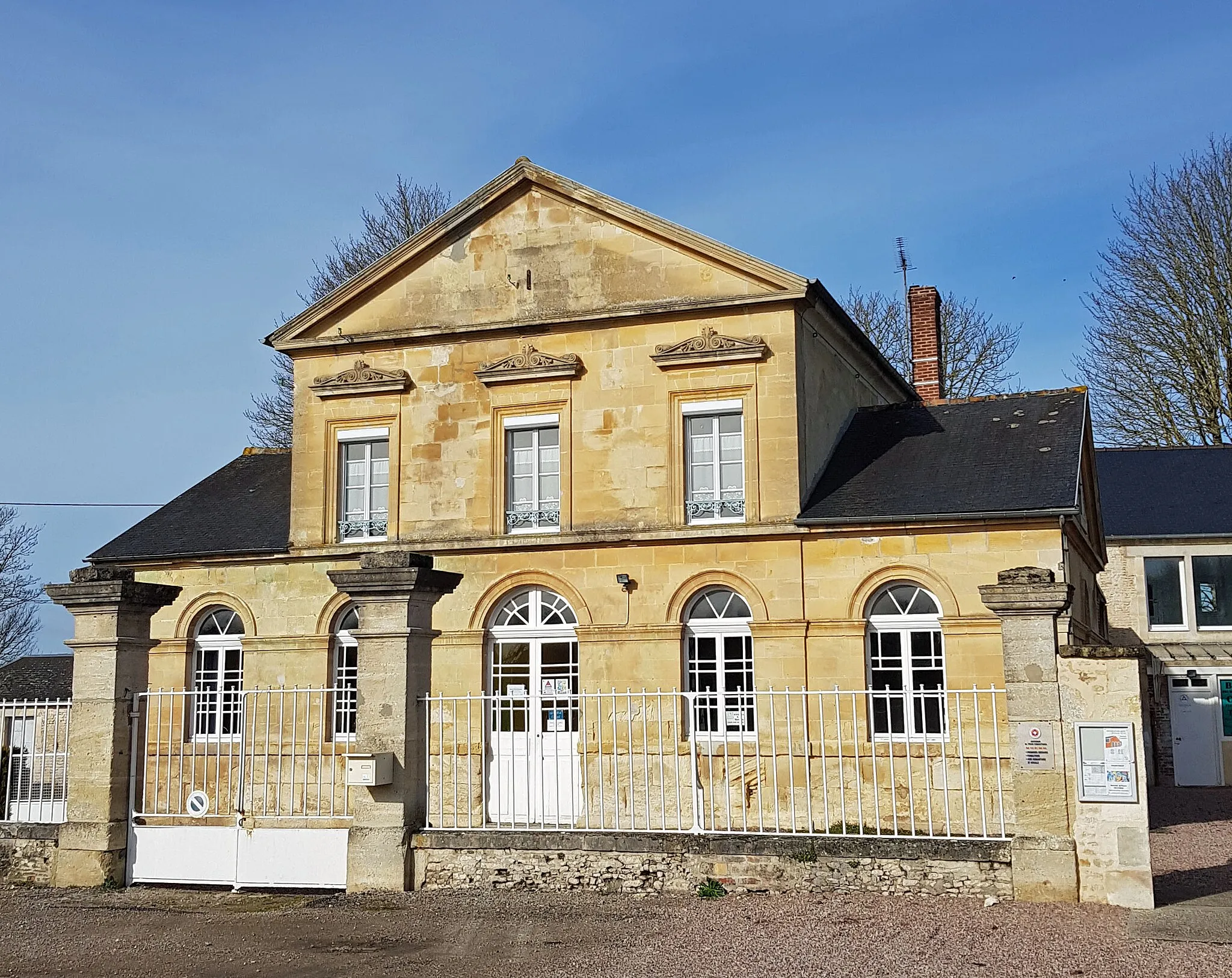 Photo showing: Ecole de garçons et pensionnant bâti dans les années 1850, situé sur le champs de foire de Trun.