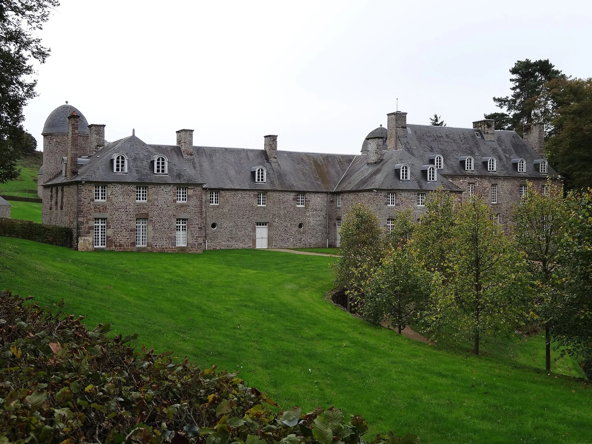 Photo showing: Façade nord-ouest  du château  de Pontécoulant vue de la route