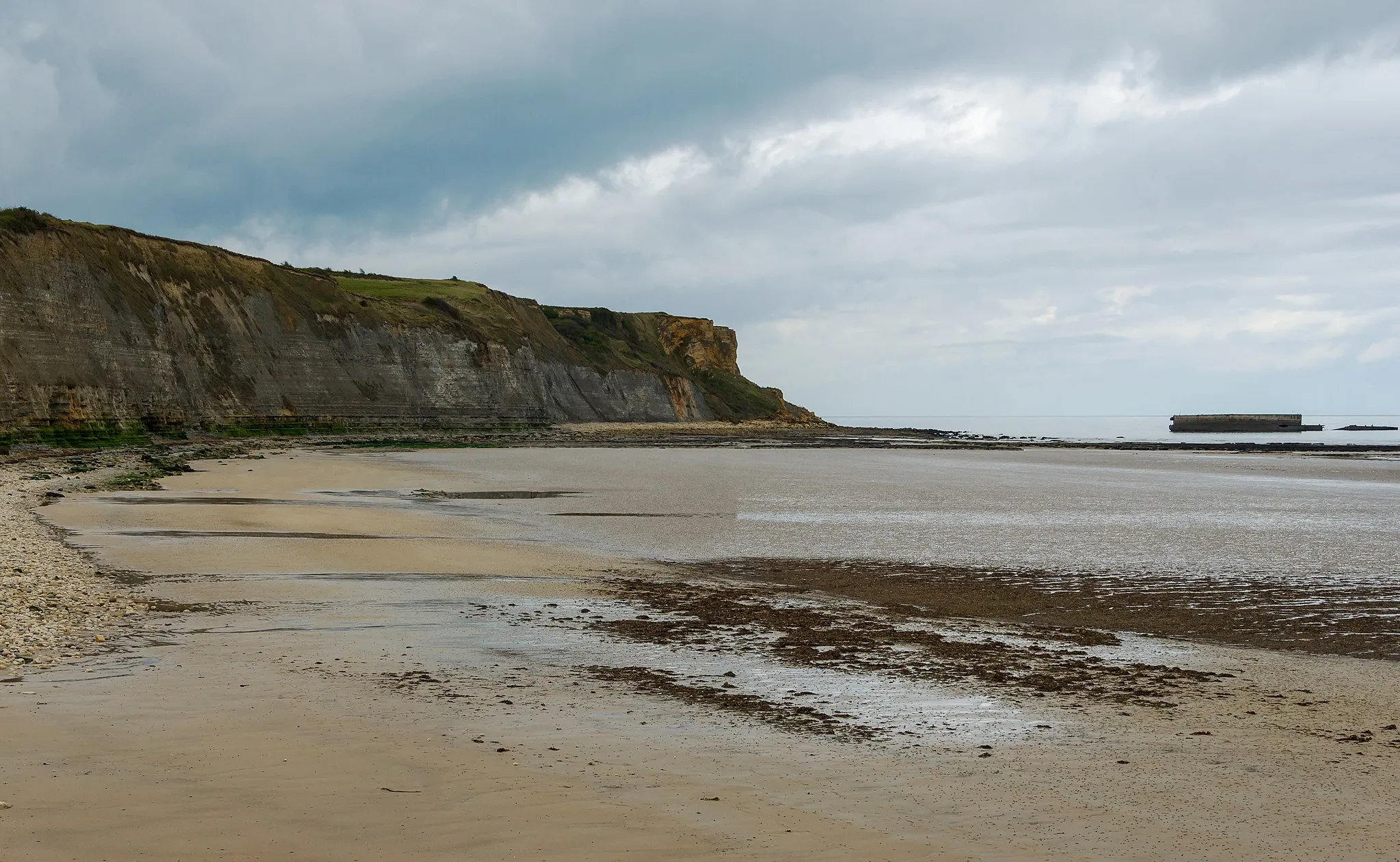 Photo showing: Gold Beach toward the west, cap Manvieux, a "mulberry" remain, Arromanches-les-Bains, Calvados, Normandy, France.