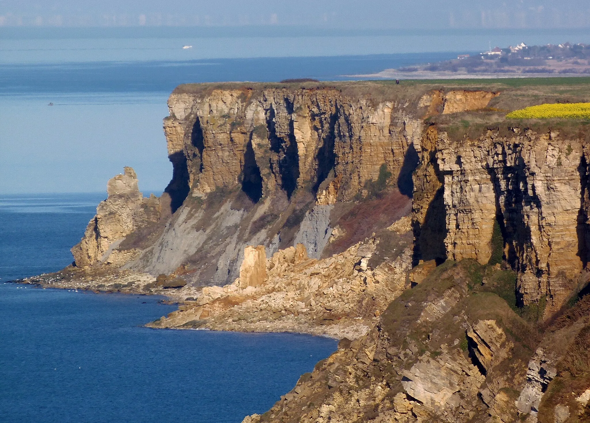 Photo showing: Manvieux (Normandie, France). La falaise près du cap Manvieux.