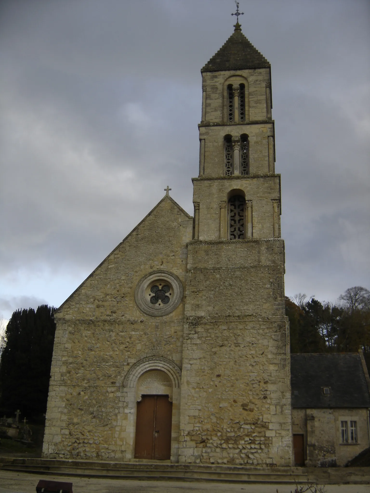 Photo showing: façade nord-ouest et clocher de l'église Notre-Dame