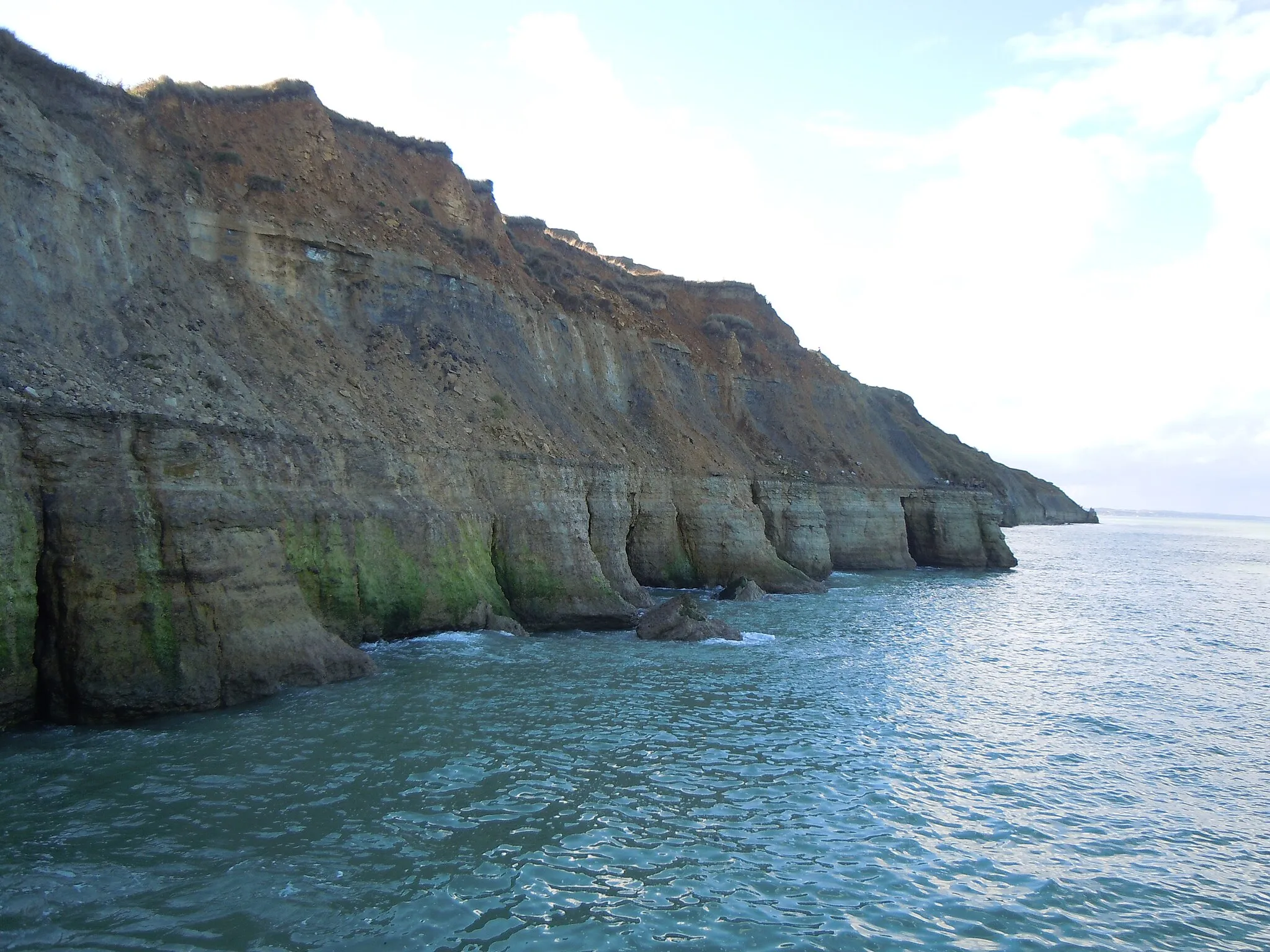 Photo showing: Falaises marneuses à l'ouest de Port en Bessin à marée haute. (coefficent 80)
