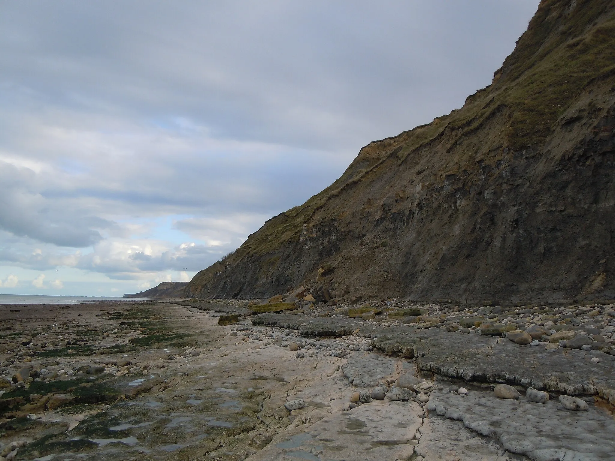 Photo showing: Falaises marneuses à l'est de Port-en-Bessin-Huppain (Calvados, France).