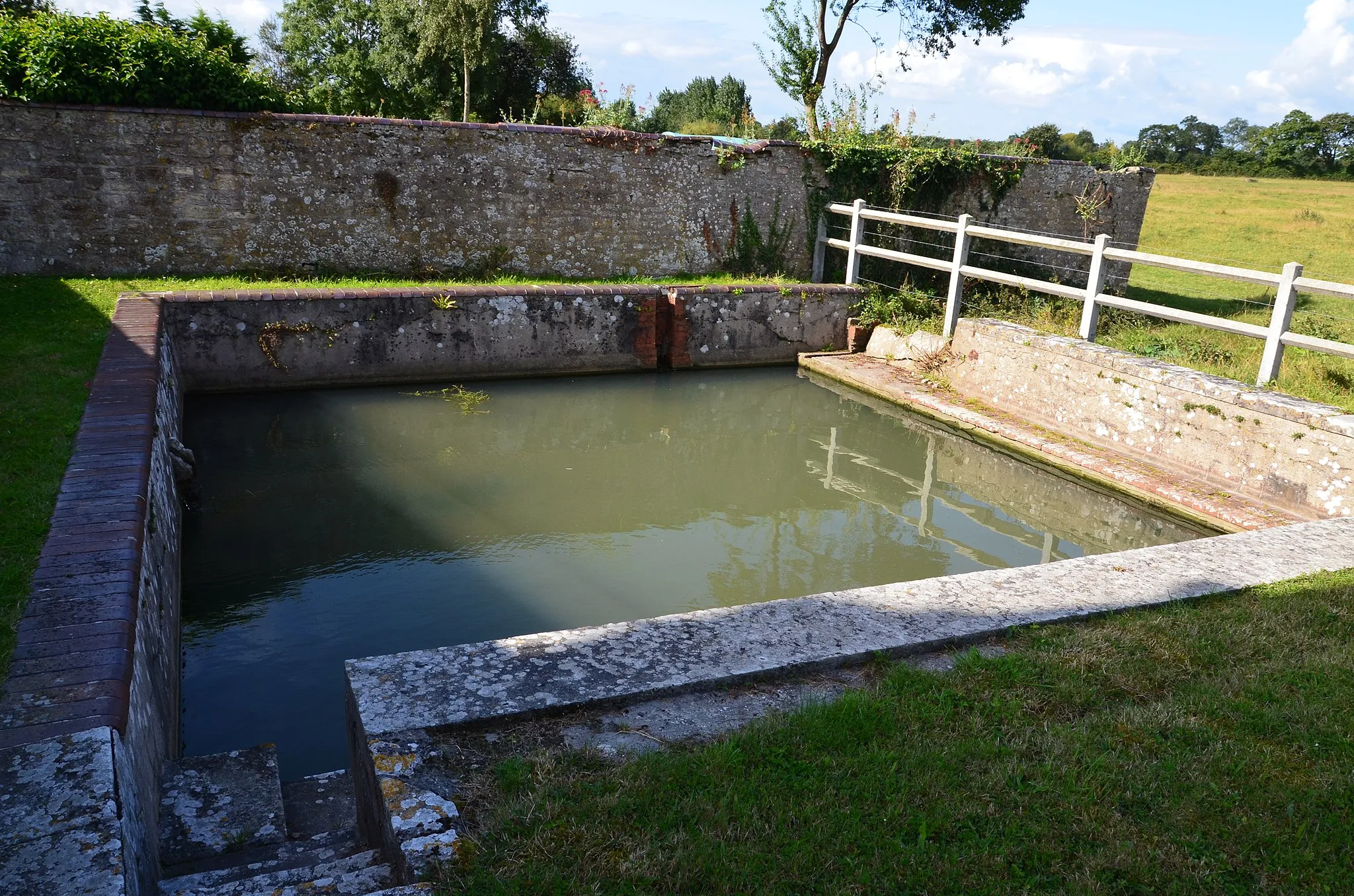 Photo showing: Fontaine Saint-Lubin près de l'église Saint-Germain à Saint-Germain-du-Pert.