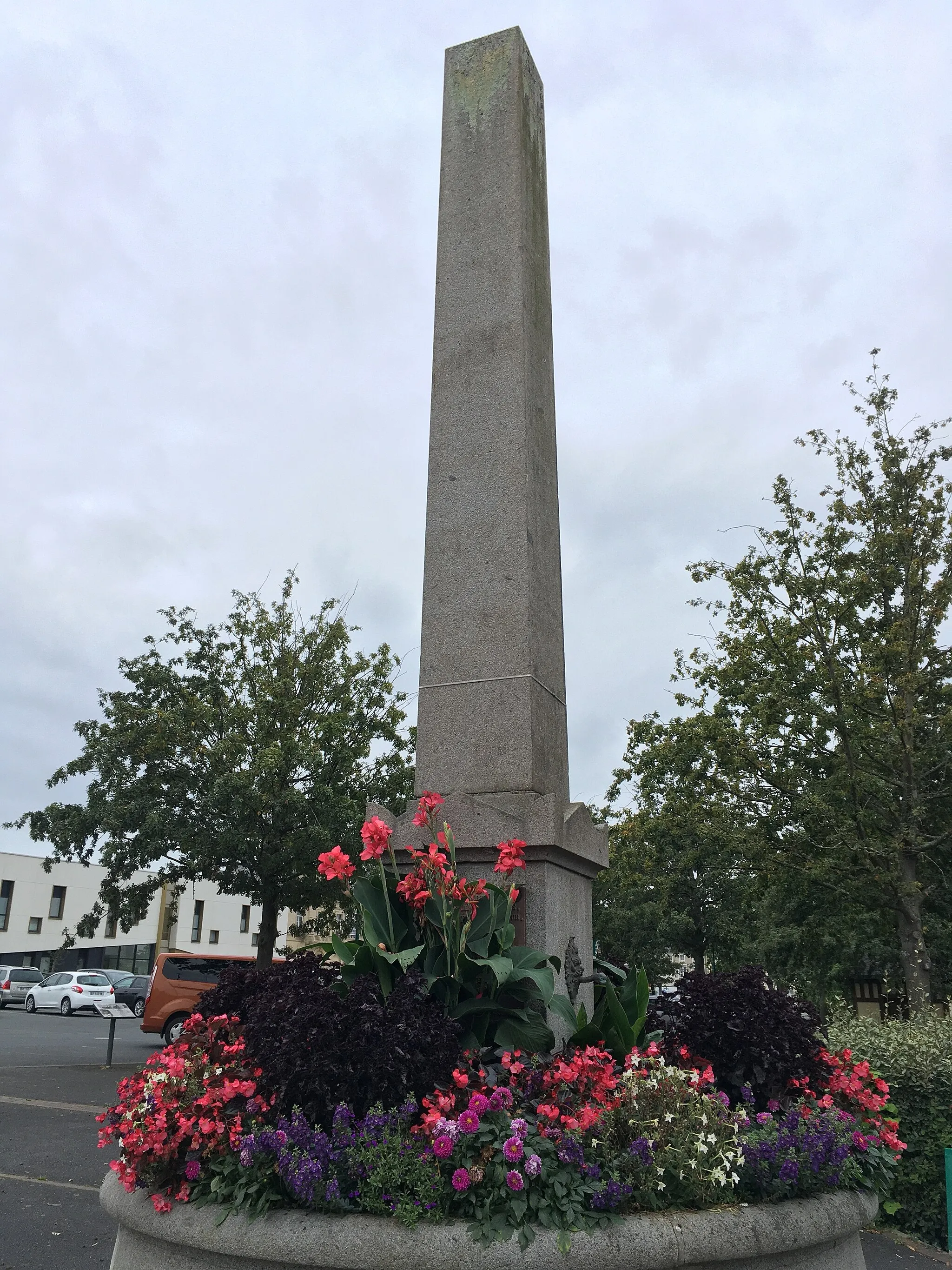 Photo showing: Colonne à la mémoire de Philippe-Guillaume Lance (1769-1852), ancien notable de Littry et directeur des mines de Littry